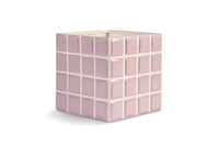 オランダ・アムステルダム発のインテリアブランド&Klevering（アンド・クレベリング）は、1992年の創業以来、「デザインを最優先に」という理念のもと、カラフルで個性的なホームアクセサリーを展開しています。アムステルダムらしいオリジナリティを大切にし、どんな空間にも調和しながらも印象的な存在感を放つデザインが魅力です。&Kleveringのアイテムは、自宅用としてはもちろん、贈り物にも最適です。コレクションはすべてチームで丁寧に作り上げられ、現代アートやヴィンテージスタイルからインスピレーションを受けたユニークでタイムレスなデザインを追求しています。また、「Buro Berger」というブランド名でも著名なアーティストとのコラボレーションを行い、革新性と伝統を両立しながら、常に新しい驚きを届けています。