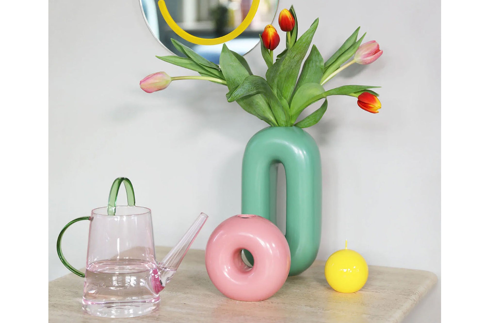 オランダ・アムステルダム発のインテリアブランド&Klevering（アンド・クレベリング）は、1992年の創業以来、「デザインを最優先に」という理念のもと、カラフルで個性的なホームアクセサリーを展開しています。アムステルダムらしいオリジナリティを大切にし、どんな空間にも調和しながらも印象的な存在感を放つデザインが魅力です。&Kleveringのアイテムは、自宅用としてはもちろん、贈り物にも最適です。コレクションはすべてチームで丁寧に作り上げられ、現代アートやヴィンテージスタイルからインスピレーションを受けたユニークでタイムレスなデザインを追求しています。また、「Buro Berger」というブランド名でも著名なアーティストとのコラボレーションを行い、革新性と伝統を両立しながら、常に新しい驚きを届けています。