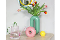 オランダ・アムステルダム発のインテリアブランド&Klevering（アンド・クレベリング）は、1992年の創業以来、「デザインを最優先に」という理念のもと、カラフルで個性的なホームアクセサリーを展開しています。アムステルダムらしいオリジナリティを大切にし、どんな空間にも調和しながらも印象的な存在感を放つデザインが魅力です。&Kleveringのアイテムは、自宅用としてはもちろん、贈り物にも最適です。コレクションはすべてチームで丁寧に作り上げられ、現代アートやヴィンテージスタイルからインスピレーションを受けたユニークでタイムレスなデザインを追求しています。また、「Buro Berger」というブランド名でも著名なアーティストとのコラボレーションを行い、革新性と伝統を両立しながら、常に新しい驚きを届けています。