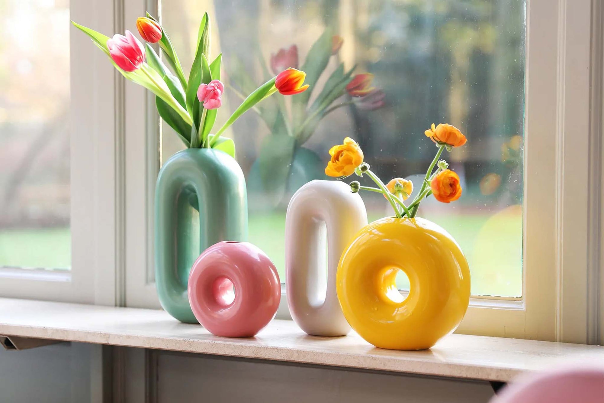 オランダ・アムステルダム発のインテリアブランド&amp;Klevering（アンド・クレベリング）は、1992年の創業以来、「デザインを最優先に」という理念のもと、カラフルで個性的なホームアクセサリーを展開しています。アムステルダムらしいオリジナリティを大切にし、どんな空間にも調和しながらも印象的な存在感を放つデザインが魅力です。&amp;Kleveringのアイテムは、自宅用としてはもちろん、贈り物にも最適です。コレクションはすべてチームで丁寧に作り上げられ、現代アートやヴィンテージスタイルからインスピレーションを受けたユニークでタイムレスなデザインを追求しています。また、「Buro Berger」というブランド名でも著名なアーティストとのコラボレーションを行い、革新性と伝統を両立しながら、常に新しい驚きを届けています。