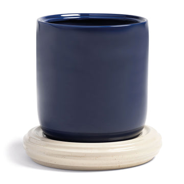 オランダ・アムステルダム発のインテリアブランド&Klevering（アンド・クレベリング）は、1992年の創業以来、「デザインを最優先に」という理念のもと、カラフルで個性的なホームアクセサリーを展開しています。アムステルダムらしいオリジナリティを大切にし、どんな空間にも調和しながらも印象的な存在感を放つデザインが魅力です。&Kleveringのアイテムは、自宅用としてはもちろん、贈り物にも最適です。コレクションはすべてチームで丁寧に作り上げられ、現代アートやヴィンテージスタイルからインスピレーションを受けたユニークでタイムレスなデザインを追求しています。また、「Buro Berger」というブランド名でも著名なアーティストとのコラボレーションを行い、革新性と伝統を両立しながら、常に新しい驚きを届けています。