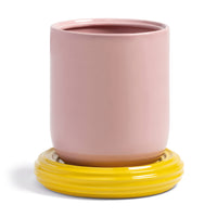 オランダ・アムステルダム発のインテリアブランド&Klevering（アンド・クレベリング）は、1992年の創業以来、「デザインを最優先に」という理念のもと、カラフルで個性的なホームアクセサリーを展開しています。アムステルダムらしいオリジナリティを大切にし、どんな空間にも調和しながらも印象的な存在感を放つデザインが魅力です。&Kleveringのアイテムは、自宅用としてはもちろん、贈り物にも最適です。コレクションはすべてチームで丁寧に作り上げられ、現代アートやヴィンテージスタイルからインスピレーションを受けたユニークでタイムレスなデザインを追求しています。また、「Buro Berger」というブランド名でも著名なアーティストとのコラボレーションを行い、革新性と伝統を両立しながら、常に新しい驚きを届けています。