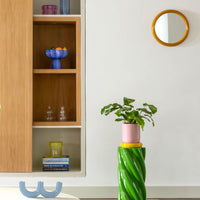 オランダ・アムステルダム発のインテリアブランド&Klevering（アンド・クレベリング）は、1992年の創業以来、「デザインを最優先に」という理念のもと、カラフルで個性的なホームアクセサリーを展開しています。アムステルダムらしいオリジナリティを大切にし、どんな空間にも調和しながらも印象的な存在感を放つデザインが魅力です。&Kleveringのアイテムは、自宅用としてはもちろん、贈り物にも最適です。コレクションはすべてチームで丁寧に作り上げられ、現代アートやヴィンテージスタイルからインスピレーションを受けたユニークでタイムレスなデザインを追求しています。また、「Buro Berger」というブランド名でも著名なアーティストとのコラボレーションを行い、革新性と伝統を両立しながら、常に新しい驚きを届けています。