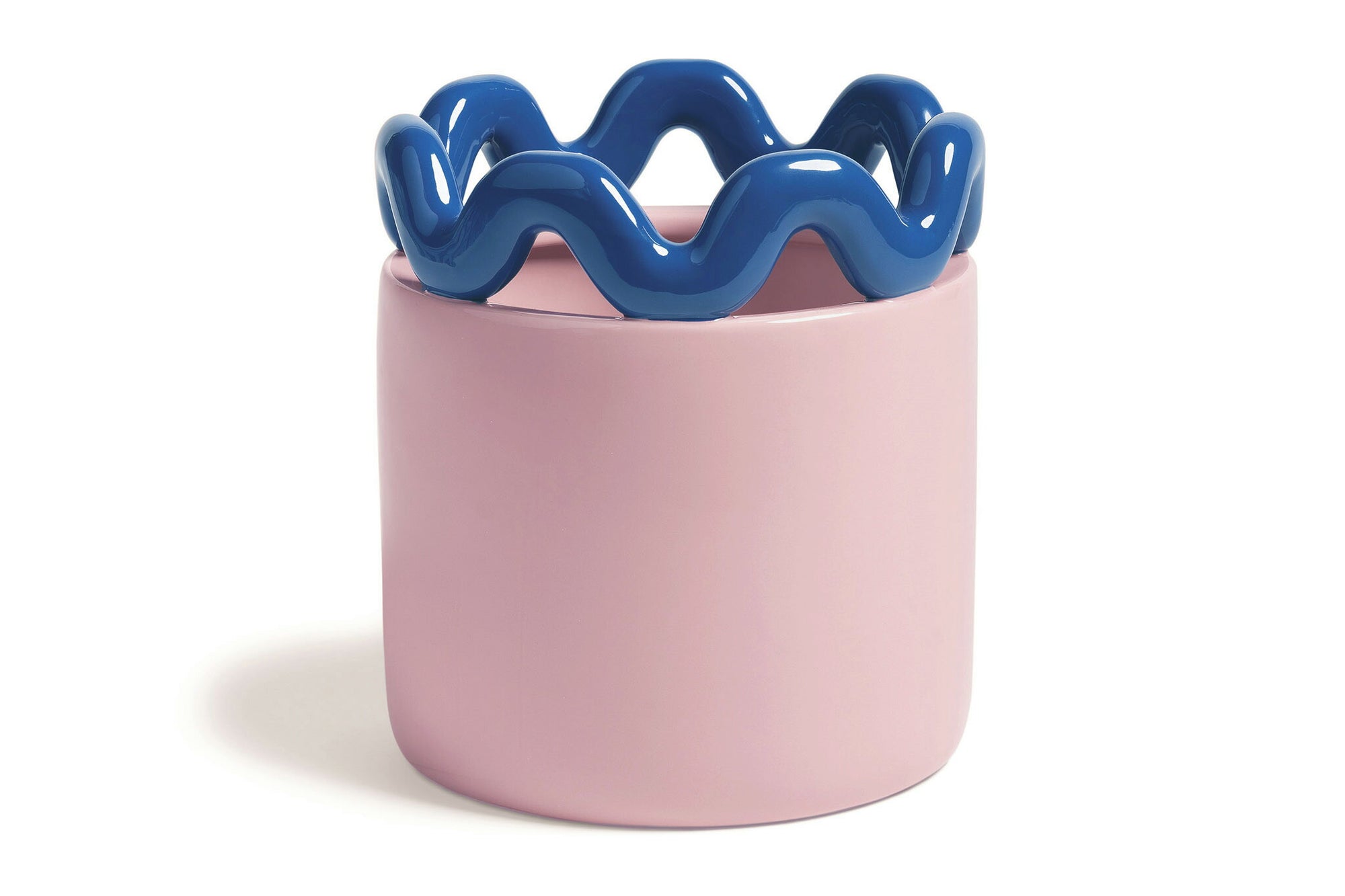 オランダ・アムステルダム発のインテリアブランド&Klevering（アンド・クレベリング）は、1992年の創業以来、「デザインを最優先に」という理念のもと、カラフルで個性的なホームアクセサリーを展開しています。アムステルダムらしいオリジナリティを大切にし、どんな空間にも調和しながらも印象的な存在感を放つデザインが魅力です。&Kleveringのアイテムは、自宅用としてはもちろん、贈り物にも最適です。コレクションはすべてチームで丁寧に作り上げられ、現代アートやヴィンテージスタイルからインスピレーションを受けたユニークでタイムレスなデザインを追求しています。また、「Buro Berger」というブランド名でも著名なアーティストとのコラボレーションを行い、革新性と伝統を両立しながら、常に新しい驚きを届けています。