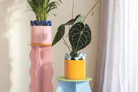 オランダ・アムステルダム発のインテリアブランド&Klevering（アンド・クレベリング）は、1992年の創業以来、「デザインを最優先に」という理念のもと、カラフルで個性的なホームアクセサリーを展開しています。アムステルダムらしいオリジナリティを大切にし、どんな空間にも調和しながらも印象的な存在感を放つデザインが魅力です。&Kleveringのアイテムは、自宅用としてはもちろん、贈り物にも最適です。コレクションはすべてチームで丁寧に作り上げられ、現代アートやヴィンテージスタイルからインスピレーションを受けたユニークでタイムレスなデザインを追求しています。また、「Buro Berger」というブランド名でも著名なアーティストとのコラボレーションを行い、革新性と伝統を両立しながら、常に新しい驚きを届けています。