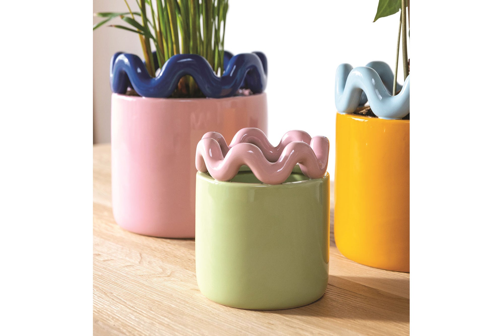 オランダ・アムステルダム発のインテリアブランド&amp;Klevering（アンド・クレベリング）は、1992年の創業以来、「デザインを最優先に」という理念のもと、カラフルで個性的なホームアクセサリーを展開しています。アムステルダムらしいオリジナリティを大切にし、どんな空間にも調和しながらも印象的な存在感を放つデザインが魅力です。&amp;Kleveringのアイテムは、自宅用としてはもちろん、贈り物にも最適です。コレクションはすべてチームで丁寧に作り上げられ、現代アートやヴィンテージスタイルからインスピレーションを受けたユニークでタイムレスなデザインを追求しています。また、「Buro Berger」というブランド名でも著名なアーティストとのコラボレーションを行い、革新性と伝統を両立しながら、常に新しい驚きを届けています。