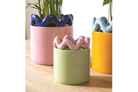 オランダ・アムステルダム発のインテリアブランド&Klevering（アンド・クレベリング）は、1992年の創業以来、「デザインを最優先に」という理念のもと、カラフルで個性的なホームアクセサリーを展開しています。アムステルダムらしいオリジナリティを大切にし、どんな空間にも調和しながらも印象的な存在感を放つデザインが魅力です。&Kleveringのアイテムは、自宅用としてはもちろん、贈り物にも最適です。コレクションはすべてチームで丁寧に作り上げられ、現代アートやヴィンテージスタイルからインスピレーションを受けたユニークでタイムレスなデザインを追求しています。また、「Buro Berger」というブランド名でも著名なアーティストとのコラボレーションを行い、革新性と伝統を両立しながら、常に新しい驚きを届けています。