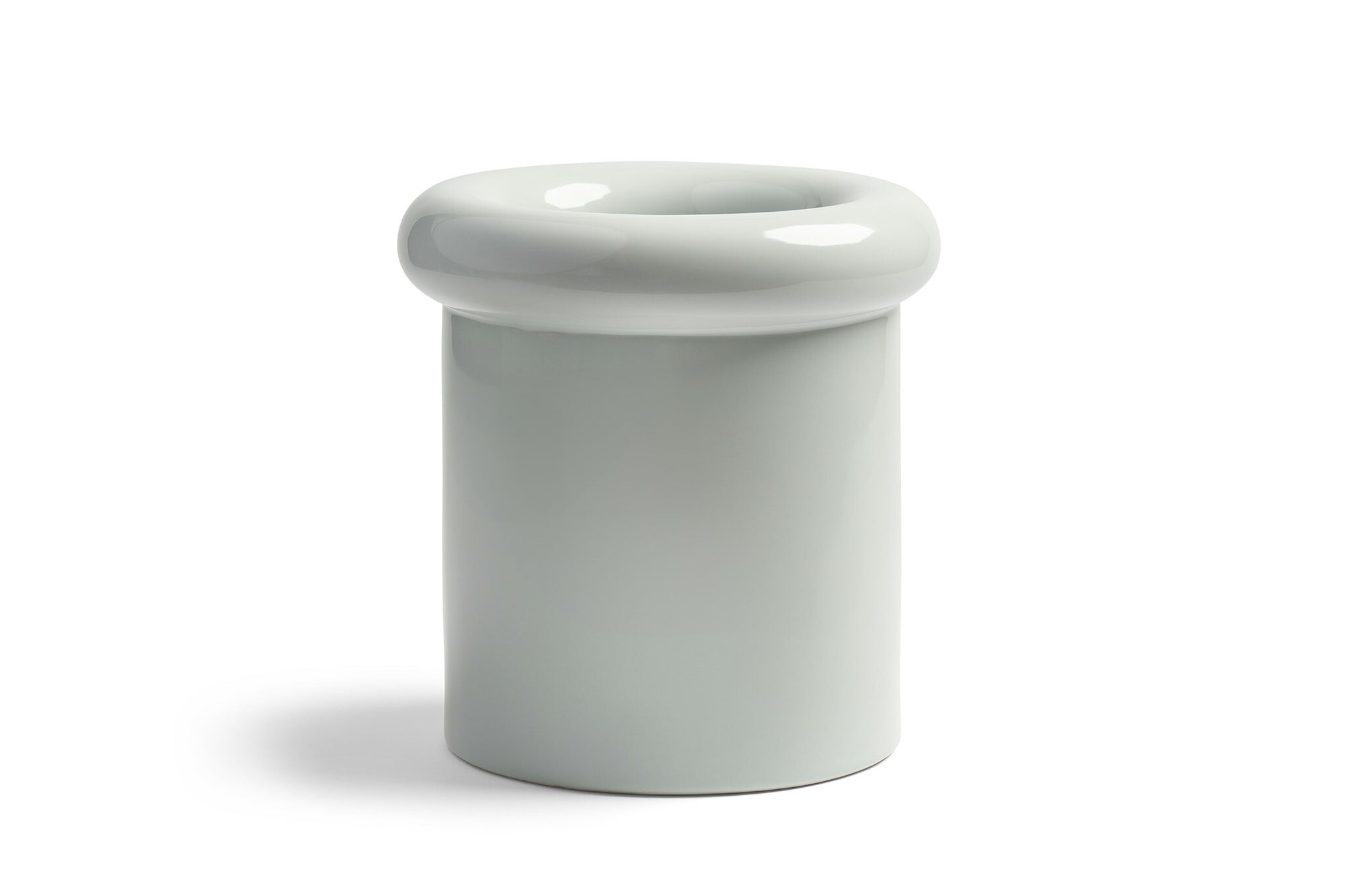 オランダ・アムステルダム発のインテリアブランド&Klevering（アンド・クレベリング）は、1992年の創業以来、「デザインを最優先に」という理念のもと、カラフルで個性的なホームアクセサリーを展開しています。アムステルダムらしいオリジナリティを大切にし、どんな空間にも調和しながらも印象的な存在感を放つデザインが魅力です。&Kleveringのアイテムは、自宅用としてはもちろん、贈り物にも最適です。コレクションはすべてチームで丁寧に作り上げられ、現代アートやヴィンテージスタイルからインスピレーションを受けたユニークでタイムレスなデザインを追求しています。また、「Buro Berger」というブランド名でも著名なアーティストとのコラボレーションを行い、革新性と伝統を両立しながら、常に新しい驚きを届けています。