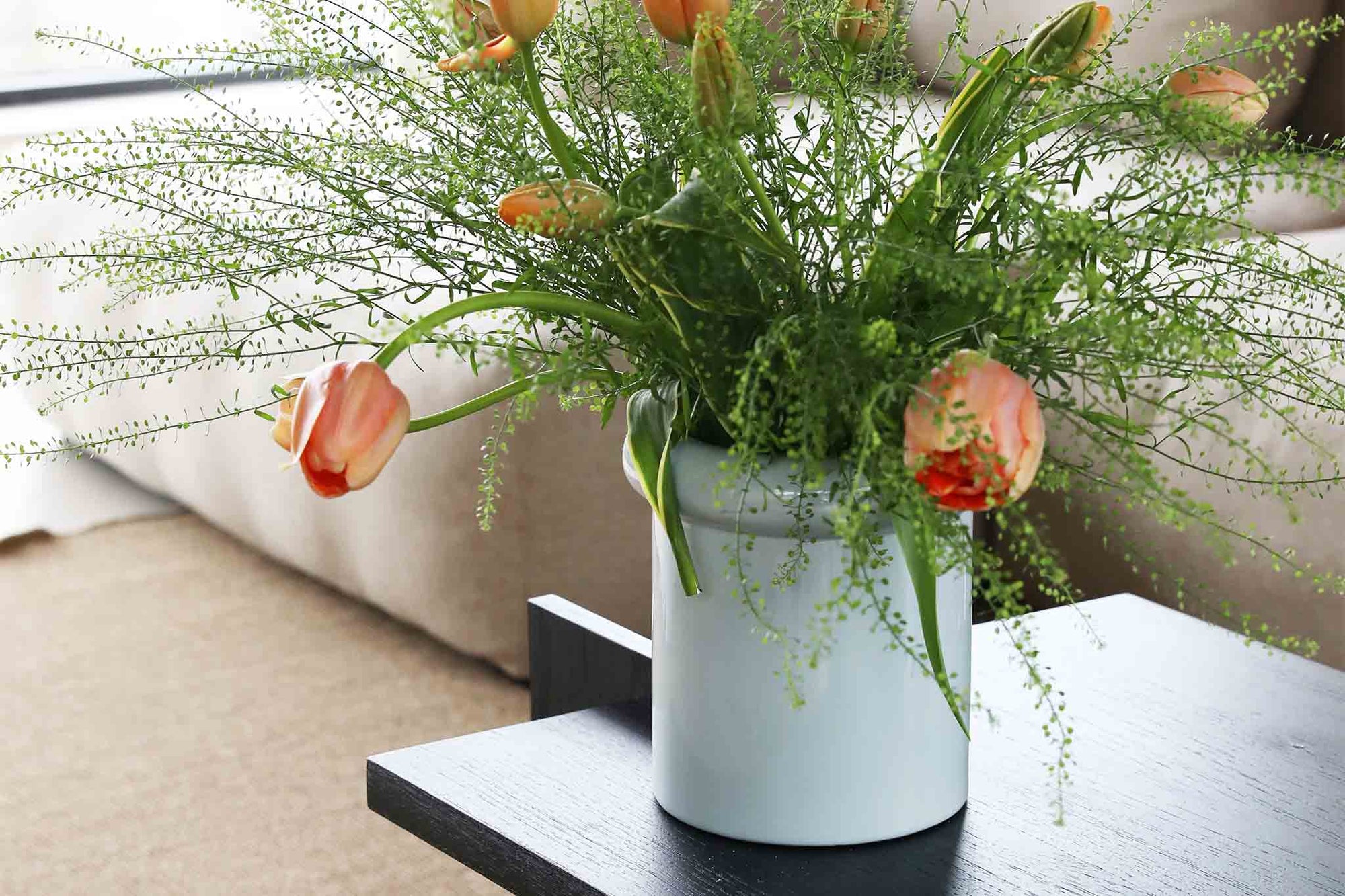 オランダ・アムステルダム発のインテリアブランド&amp;Klevering（アンド・クレベリング）は、1992年の創業以来、「デザインを最優先に」という理念のもと、カラフルで個性的なホームアクセサリーを展開しています。アムステルダムらしいオリジナリティを大切にし、どんな空間にも調和しながらも印象的な存在感を放つデザインが魅力です。&amp;Kleveringのアイテムは、自宅用としてはもちろん、贈り物にも最適です。コレクションはすべてチームで丁寧に作り上げられ、現代アートやヴィンテージスタイルからインスピレーションを受けたユニークでタイムレスなデザインを追求しています。また、「Buro Berger」というブランド名でも著名なアーティストとのコラボレーションを行い、革新性と伝統を両立しながら、常に新しい驚きを届けています。