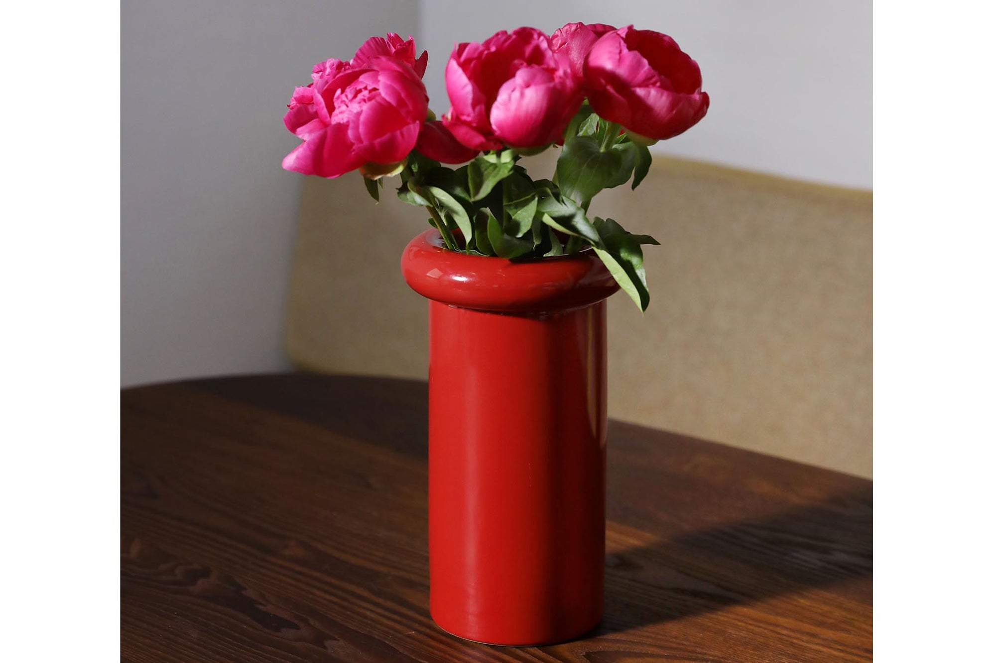 オランダ・アムステルダム発のインテリアブランド&Klevering（アンド・クレベリング）は、1992年の創業以来、「デザインを最優先に」という理念のもと、カラフルで個性的なホームアクセサリーを展開しています。アムステルダムらしいオリジナリティを大切にし、どんな空間にも調和しながらも印象的な存在感を放つデザインが魅力です。&Kleveringのアイテムは、自宅用としてはもちろん、贈り物にも最適です。コレクションはすべてチームで丁寧に作り上げられ、現代アートやヴィンテージスタイルからインスピレーションを受けたユニークでタイムレスなデザインを追求しています。また、「Buro Berger」というブランド名でも著名なアーティストとのコラボレーションを行い、革新性と伝統を両立しながら、常に新しい驚きを届けています。