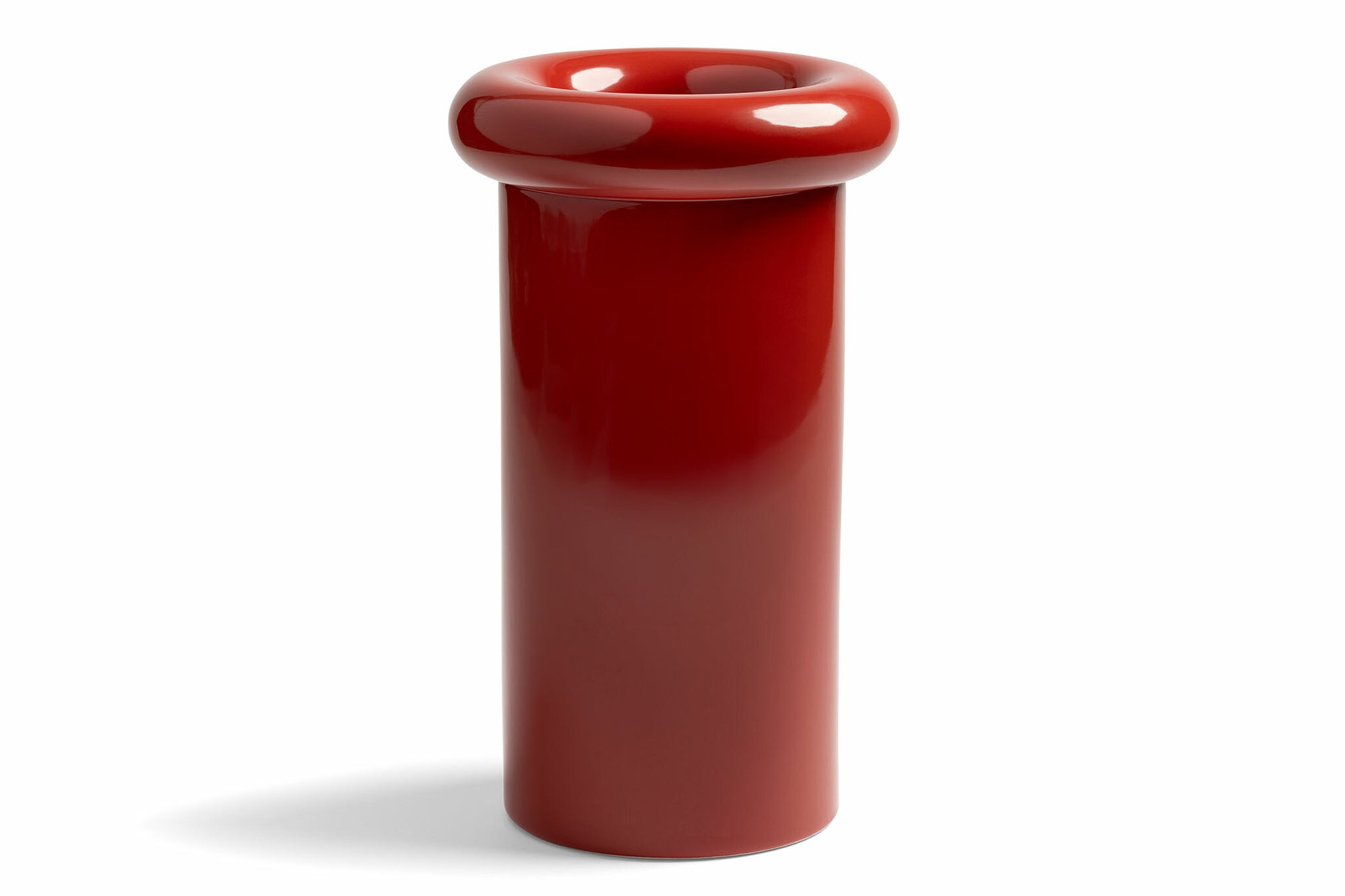 オランダ・アムステルダム発のインテリアブランド&Klevering（アンド・クレベリング）は、1992年の創業以来、「デザインを最優先に」という理念のもと、カラフルで個性的なホームアクセサリーを展開しています。アムステルダムらしいオリジナリティを大切にし、どんな空間にも調和しながらも印象的な存在感を放つデザインが魅力です。&Kleveringのアイテムは、自宅用としてはもちろん、贈り物にも最適です。コレクションはすべてチームで丁寧に作り上げられ、現代アートやヴィンテージスタイルからインスピレーションを受けたユニークでタイムレスなデザインを追求しています。また、「Buro Berger」というブランド名でも著名なアーティストとのコラボレーションを行い、革新性と伝統を両立しながら、常に新しい驚きを届けています。