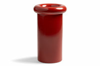 オランダ・アムステルダム発のインテリアブランド&Klevering（アンド・クレベリング）は、1992年の創業以来、「デザインを最優先に」という理念のもと、カラフルで個性的なホームアクセサリーを展開しています。アムステルダムらしいオリジナリティを大切にし、どんな空間にも調和しながらも印象的な存在感を放つデザインが魅力です。&Kleveringのアイテムは、自宅用としてはもちろん、贈り物にも最適です。コレクションはすべてチームで丁寧に作り上げられ、現代アートやヴィンテージスタイルからインスピレーションを受けたユニークでタイムレスなデザインを追求しています。また、「Buro Berger」というブランド名でも著名なアーティストとのコラボレーションを行い、革新性と伝統を両立しながら、常に新しい驚きを届けています。