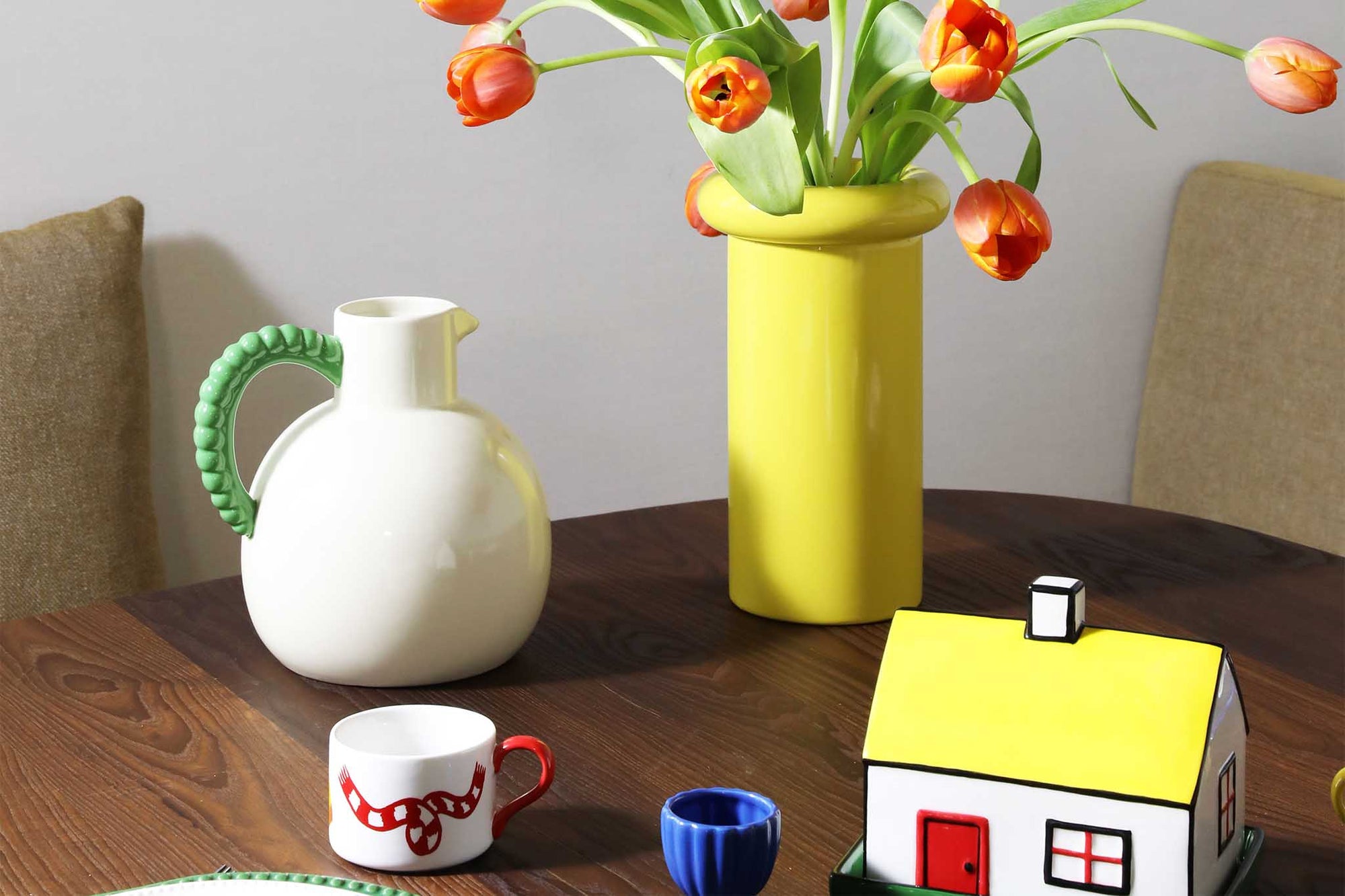 オランダ・アムステルダム発のインテリアブランド&amp;Klevering（アンド・クレベリング）は、1992年の創業以来、「デザインを最優先に」という理念のもと、カラフルで個性的なホームアクセサリーを展開しています。アムステルダムらしいオリジナリティを大切にし、どんな空間にも調和しながらも印象的な存在感を放つデザインが魅力です。&amp;Kleveringのアイテムは、自宅用としてはもちろん、贈り物にも最適です。コレクションはすべてチームで丁寧に作り上げられ、現代アートやヴィンテージスタイルからインスピレーションを受けたユニークでタイムレスなデザインを追求しています。また、「Buro Berger」というブランド名でも著名なアーティストとのコラボレーションを行い、革新性と伝統を両立しながら、常に新しい驚きを届けています。