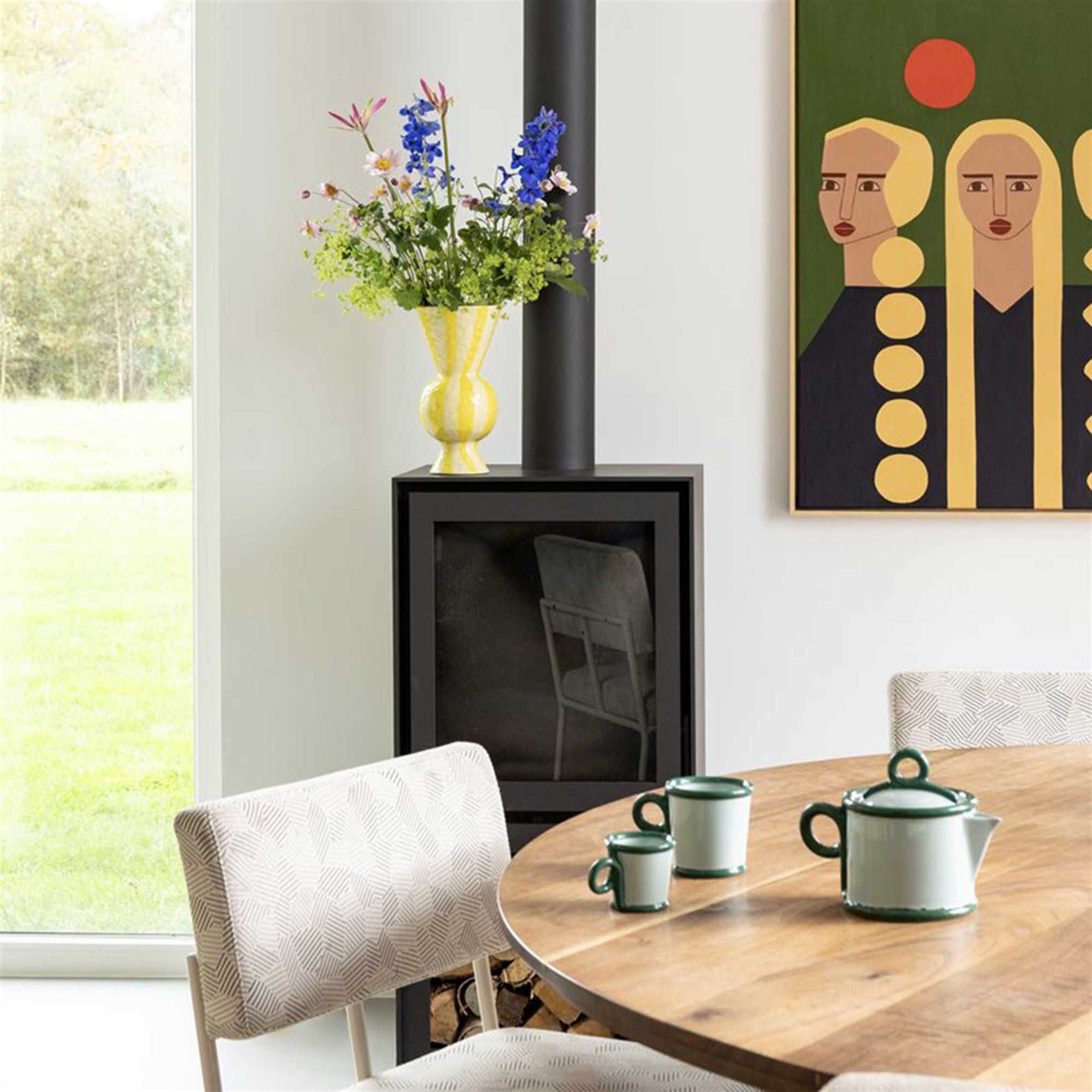 オランダ・アムステルダム発のインテリアブランド&amp;Klevering（アンド・クレベリング）は、1992年の創業以来、「デザインを最優先に」という理念のもと、カラフルで個性的なホームアクセサリーを展開しています。アムステルダムらしいオリジナリティを大切にし、どんな空間にも調和しながらも印象的な存在感を放つデザインが魅力です。&amp;Kleveringのアイテムは、自宅用としてはもちろん、贈り物にも最適です。コレクションはすべてチームで丁寧に作り上げられ、現代アートやヴィンテージスタイルからインスピレーションを受けたユニークでタイムレスなデザインを追求しています。また、「Buro Berger」というブランド名でも著名なアーティストとのコラボレーションを行い、革新性と伝統を両立しながら、常に新しい驚きを届けています。