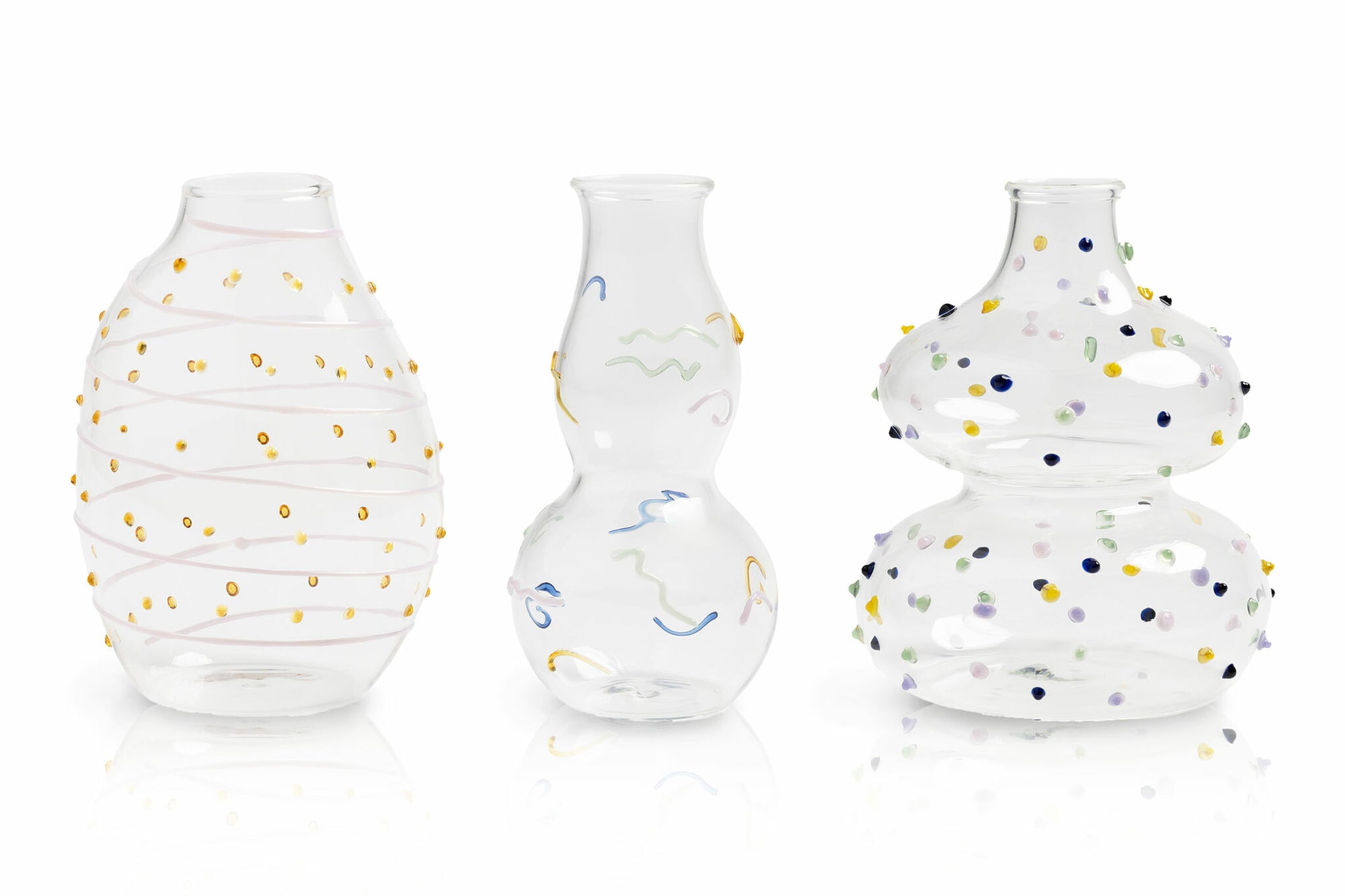 オランダ・アムステルダム発のインテリアブランド&Klevering（アンド・クレベリング）は、1992年の創業以来、「デザインを最優先に」という理念のもと、カラフルで個性的なホームアクセサリーを展開しています。アムステルダムらしいオリジナリティを大切にし、どんな空間にも調和しながらも印象的な存在感を放つデザインが魅力です。&Kleveringのアイテムは、自宅用としてはもちろん、贈り物にも最適です。コレクションはすべてチームで丁寧に作り上げられ、現代アートやヴィンテージスタイルからインスピレーションを受けたユニークでタイムレスなデザインを追求しています。また、「Buro Berger」というブランド名でも著名なアーティストとのコラボレーションを行い、革新性と伝統を両立しながら、常に新しい驚きを届けています。