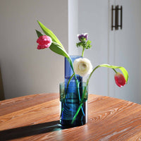 オランダ・アムステルダム発のインテリアブランド&Klevering（アンド・クレベリング）は、1992年の創業以来、「デザインを最優先に」という理念のもと、カラフルで個性的なホームアクセサリーを展開しています。アムステルダムらしいオリジナリティを大切にし、どんな空間にも調和しながらも印象的な存在感を放つデザインが魅力です。&Kleveringのアイテムは、自宅用としてはもちろん、贈り物にも最適です。コレクションはすべてチームで丁寧に作り上げられ、現代アートやヴィンテージスタイルからインスピレーションを受けたユニークでタイムレスなデザインを追求しています。また、「Buro Berger」というブランド名でも著名なアーティストとのコラボレーションを行い、革新性と伝統を両立しながら、常に新しい驚きを届けています。