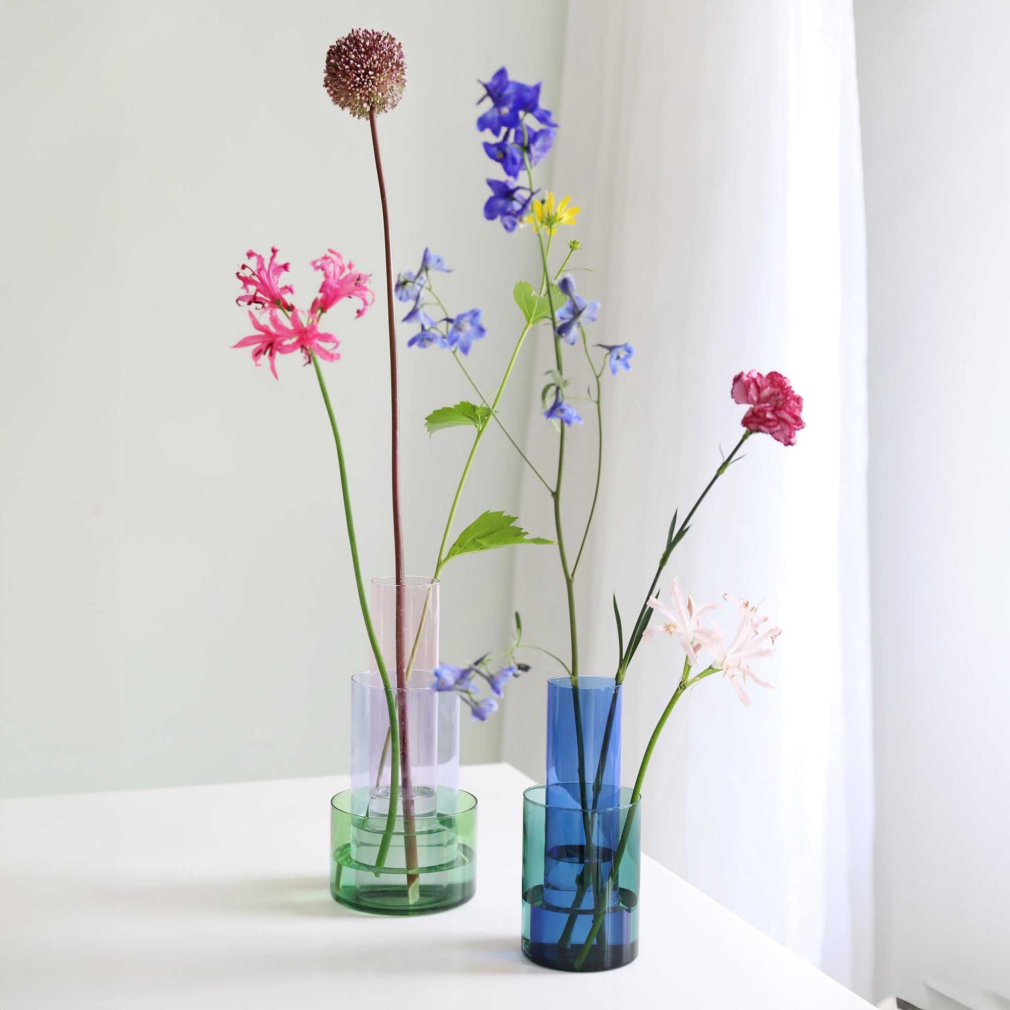 オランダ・アムステルダム発のインテリアブランド&amp;Klevering（アンド・クレベリング）は、1992年の創業以来、「デザインを最優先に」という理念のもと、カラフルで個性的なホームアクセサリーを展開しています。アムステルダムらしいオリジナリティを大切にし、どんな空間にも調和しながらも印象的な存在感を放つデザインが魅力です。&amp;Kleveringのアイテムは、自宅用としてはもちろん、贈り物にも最適です。コレクションはすべてチームで丁寧に作り上げられ、現代アートやヴィンテージスタイルからインスピレーションを受けたユニークでタイムレスなデザインを追求しています。また、「Buro Berger」というブランド名でも著名なアーティストとのコラボレーションを行い、革新性と伝統を両立しながら、常に新しい驚きを届けています。