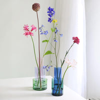 オランダ・アムステルダム発のインテリアブランド&Klevering（アンド・クレベリング）は、1992年の創業以来、「デザインを最優先に」という理念のもと、カラフルで個性的なホームアクセサリーを展開しています。アムステルダムらしいオリジナリティを大切にし、どんな空間にも調和しながらも印象的な存在感を放つデザインが魅力です。&Kleveringのアイテムは、自宅用としてはもちろん、贈り物にも最適です。コレクションはすべてチームで丁寧に作り上げられ、現代アートやヴィンテージスタイルからインスピレーションを受けたユニークでタイムレスなデザインを追求しています。また、「Buro Berger」というブランド名でも著名なアーティストとのコラボレーションを行い、革新性と伝統を両立しながら、常に新しい驚きを届けています。