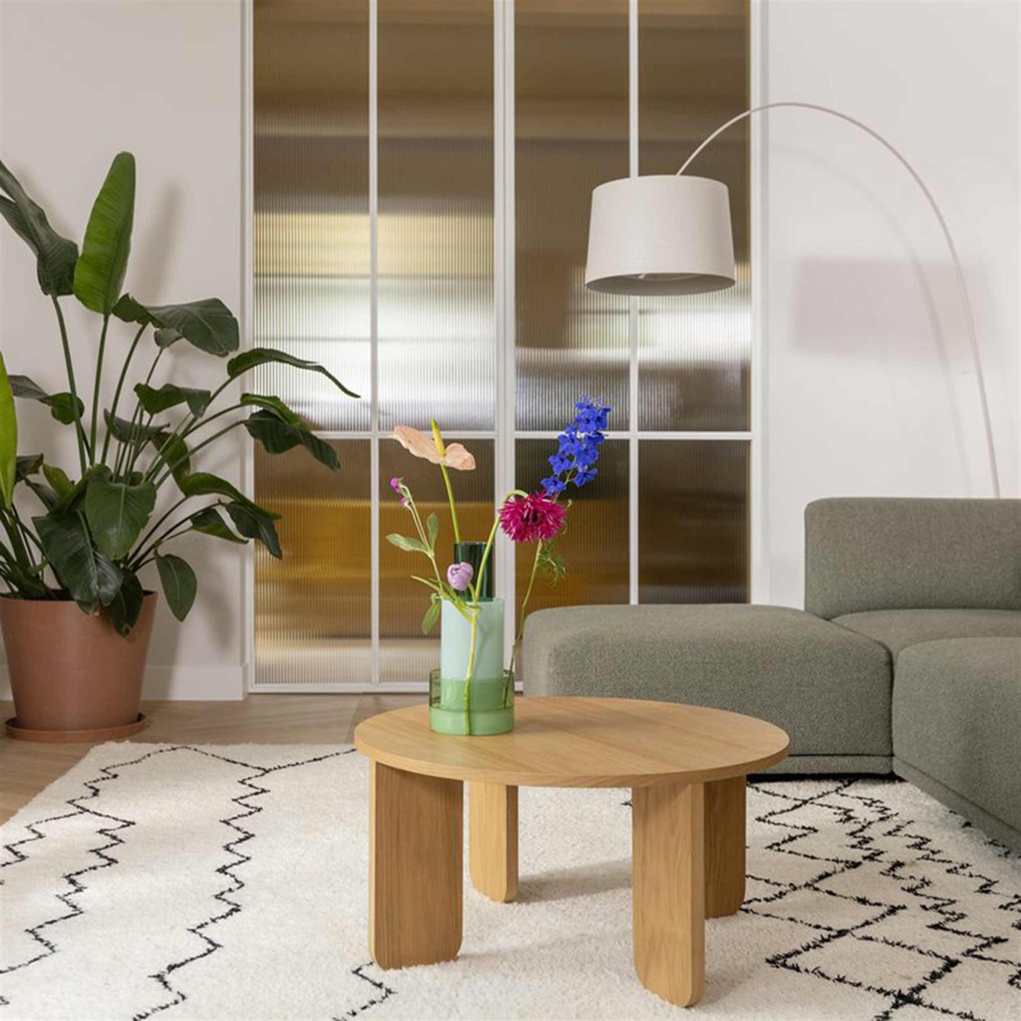 オランダ・アムステルダム発のインテリアブランド&amp;Klevering（アンド・クレベリング）は、1992年の創業以来、「デザインを最優先に」という理念のもと、カラフルで個性的なホームアクセサリーを展開しています。アムステルダムらしいオリジナリティを大切にし、どんな空間にも調和しながらも印象的な存在感を放つデザインが魅力です。&amp;Kleveringのアイテムは、自宅用としてはもちろん、贈り物にも最適です。コレクションはすべてチームで丁寧に作り上げられ、現代アートやヴィンテージスタイルからインスピレーションを受けたユニークでタイムレスなデザインを追求しています。また、「Buro Berger」というブランド名でも著名なアーティストとのコラボレーションを行い、革新性と伝統を両立しながら、常に新しい驚きを届けています。