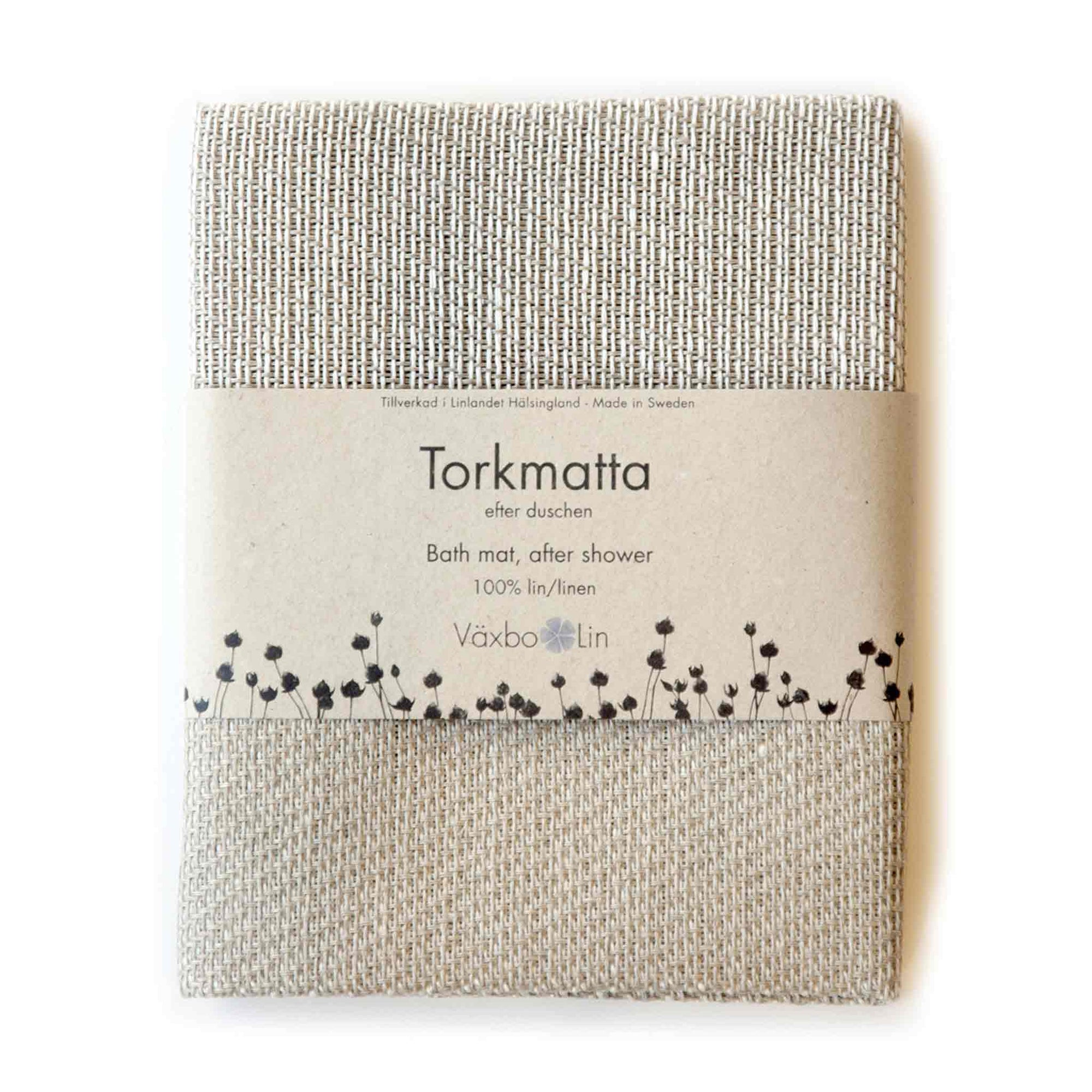 Vaxbo Lin（ヴェクスボ・リン）は、1990年にスウェーデン・ヘルシングランド地方で創業されました。この地では古くからリネンの生産が行われており、その伝統を受け継ぐ形で設立されました。2006年からはハンナとヤコブ・ブルースが工場を引き継ぎ、現在も全ての製品を地元で織り、縫製しています。多くの企業が海外に生産を移す中、スウェーデン国内でのものづくりにこだわり、職人の技術と地域の雇用を守ることを大切にしています。ヴェクスボ・リンでは、古くから受け継がれてきたクラフトマンシップと、現代的な美しさを兼ね備えたデザインを融合させ、日常使いできる高品質なリネン製品を作り出しています。リネンは自然素材でありながら耐久性に優れ、適切に扱えば何十年、時には世代を超えて使い続けられるものです。彼らは「より少なく、より良いものを持つ」という価値観を大切にしており、消費のスピードが増す現代において、本当に必要で長く愛用できるアイテムを提供することが使命だと考えています。