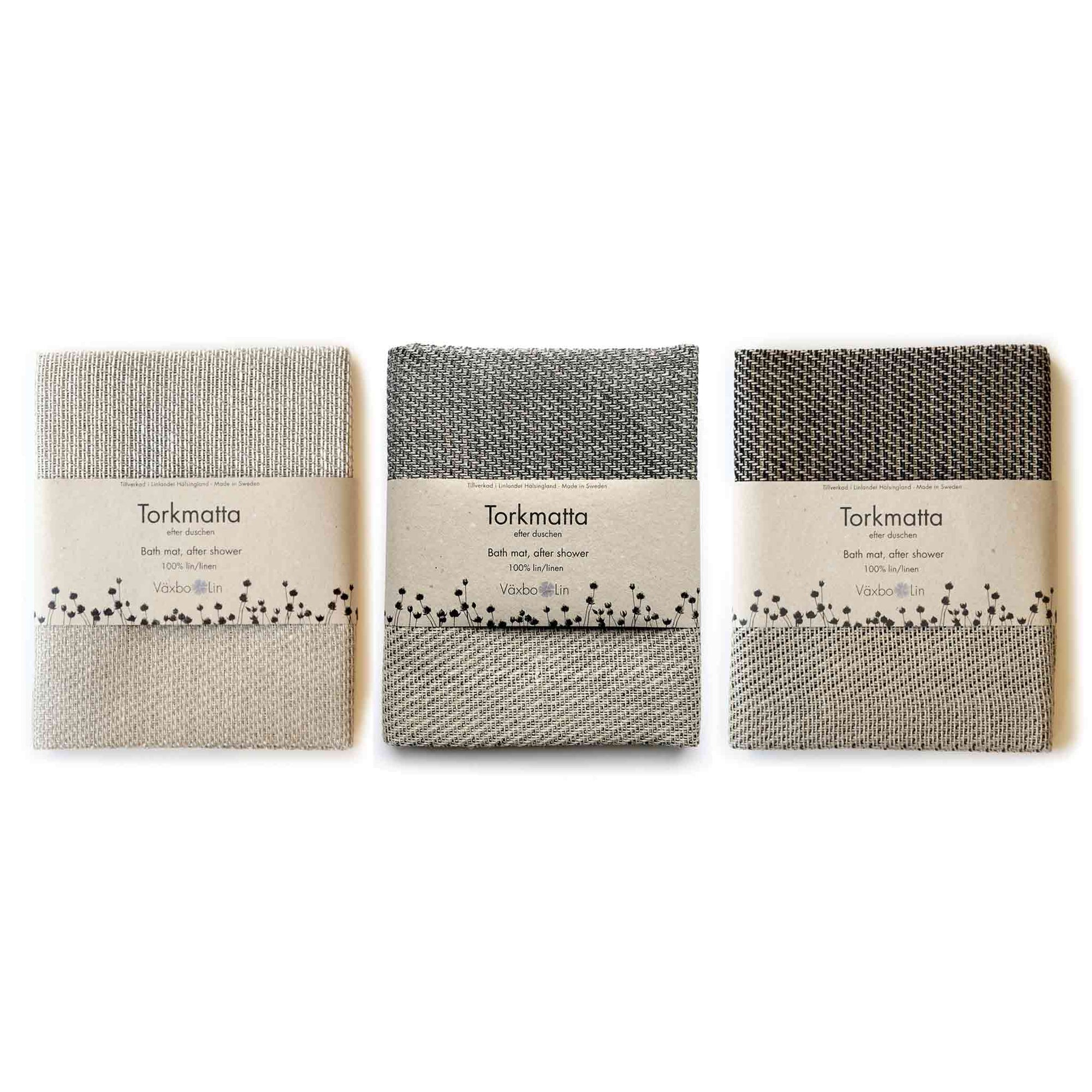 Vaxbo Lin（ヴェクスボ・リン）は、1990年にスウェーデン・ヘルシングランド地方で創業されました。この地では古くからリネンの生産が行われており、その伝統を受け継ぐ形で設立されました。2006年からはハンナとヤコブ・ブルースが工場を引き継ぎ、現在も全ての製品を地元で織り、縫製しています。多くの企業が海外に生産を移す中、スウェーデン国内でのものづくりにこだわり、職人の技術と地域の雇用を守ることを大切にしています。ヴェクスボ・リンでは、古くから受け継がれてきたクラフトマンシップと、現代的な美しさを兼ね備えたデザインを融合させ、日常使いできる高品質なリネン製品を作り出しています。リネンは自然素材でありながら耐久性に優れ、適切に扱えば何十年、時には世代を超えて使い続けられるものです。彼らは「より少なく、より良いものを持つ」という価値観を大切にしており、消費のスピードが増す現代において、本当に必要で長く愛用できるアイテムを提供することが使命だと考えています。