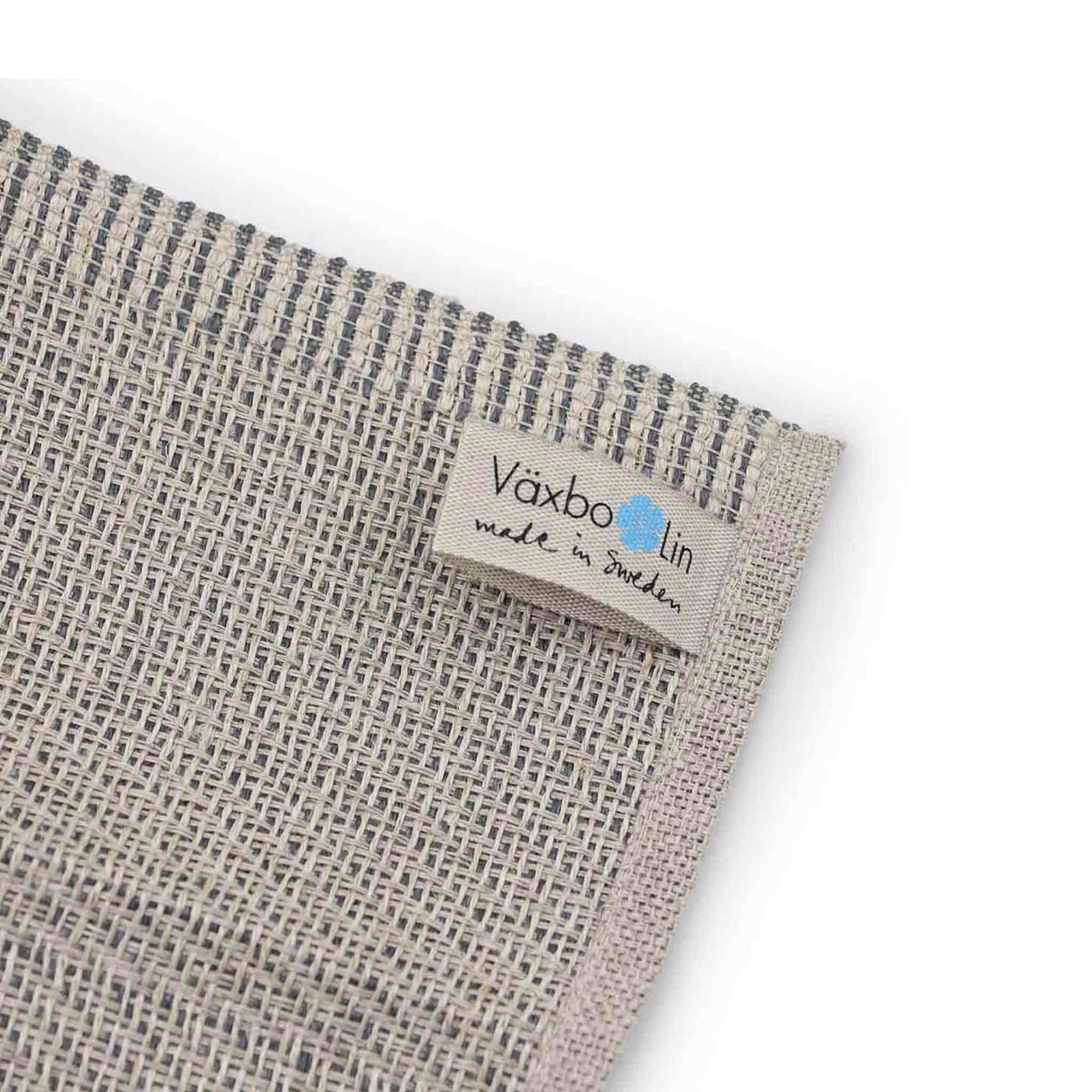 Vaxbo Lin（ヴェクスボ・リン）は、1990年にスウェーデン・ヘルシングランド地方で創業されました。この地では古くからリネンの生産が行われており、その伝統を受け継ぐ形で設立されました。2006年からはハンナとヤコブ・ブルースが工場を引き継ぎ、現在も全ての製品を地元で織り、縫製しています。多くの企業が海外に生産を移す中、スウェーデン国内でのものづくりにこだわり、職人の技術と地域の雇用を守ることを大切にしています。ヴェクスボ・リンでは、古くから受け継がれてきたクラフトマンシップと、現代的な美しさを兼ね備えたデザインを融合させ、日常使いできる高品質なリネン製品を作り出しています。リネンは自然素材でありながら耐久性に優れ、適切に扱えば何十年、時には世代を超えて使い続けられるものです。彼らは「より少なく、より良いものを持つ」という価値観を大切にしており、消費のスピードが増す現代において、本当に必要で長く愛用できるアイテムを提供することが使命だと考えています。