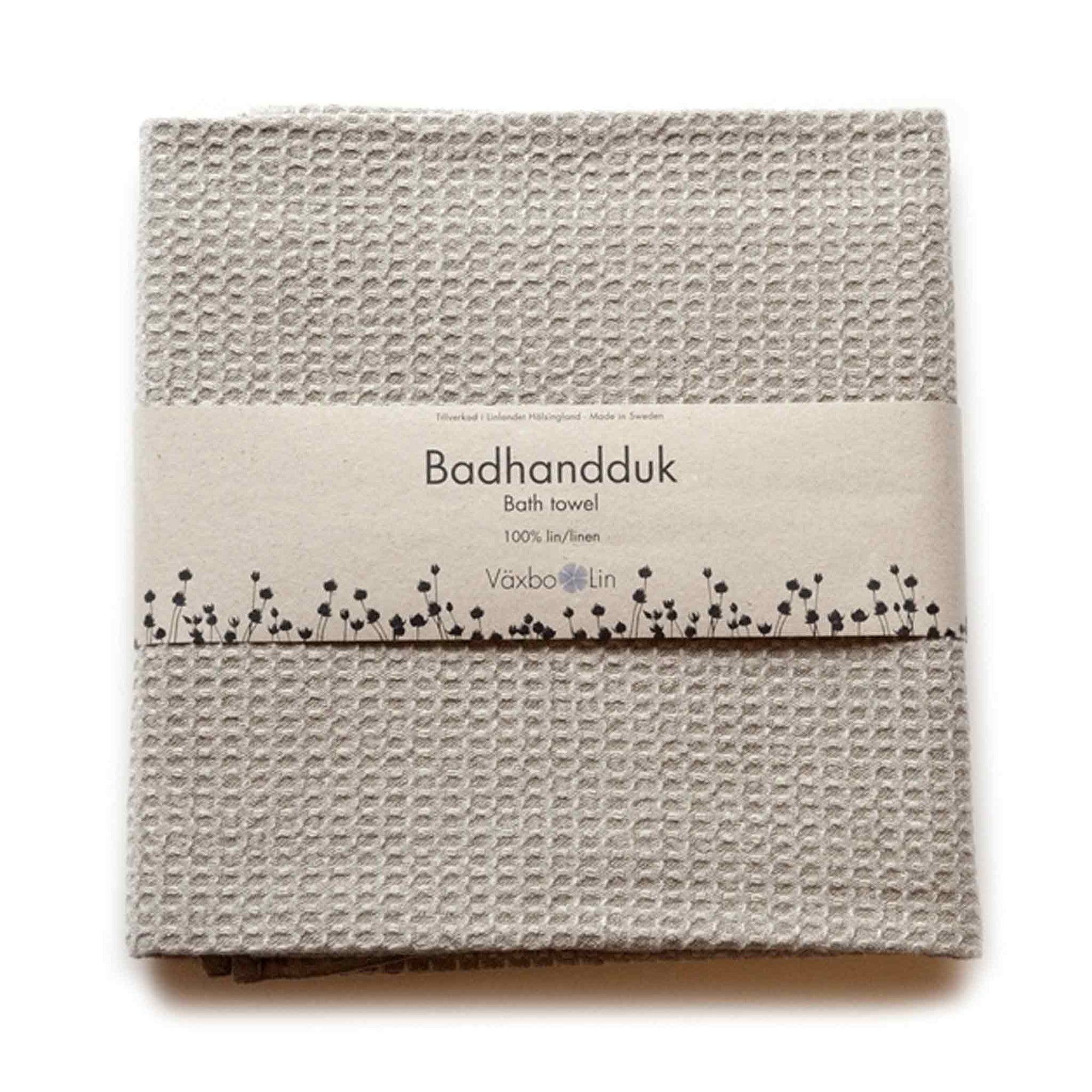 Vaxbo Lin（ヴェクスボ・リン）は、1990年にスウェーデン・ヘルシングランド地方で創業されました。この地では古くからリネンの生産が行われており、その伝統を受け継ぐ形で設立されました。2006年からはハンナとヤコブ・ブルースが工場を引き継ぎ、現在も全ての製品を地元で織り、縫製しています。多くの企業が海外に生産を移す中、スウェーデン国内でのものづくりにこだわり、職人の技術と地域の雇用を守ることを大切にしています。ヴェクスボ・リンでは、古くから受け継がれてきたクラフトマンシップと、現代的な美しさを兼ね備えたデザインを融合させ、日常使いできる高品質なリネン製品を作り出しています。リネンは自然素材でありながら耐久性に優れ、適切に扱えば何十年、時には世代を超えて使い続けられるものです。彼らは「より少なく、より良いものを持つ」という価値観を大切にしており、消費のスピードが増す現代において、本当に必要で長く愛用できるアイテムを提供することが使命だと考えています。