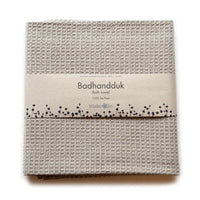 Vaxbo Lin（ヴェクスボ・リン）は、1990年にスウェーデン・ヘルシングランド地方で創業されました。この地では古くからリネンの生産が行われており、その伝統を受け継ぐ形で設立されました。2006年からはハンナとヤコブ・ブルースが工場を引き継ぎ、現在も全ての製品を地元で織り、縫製しています。多くの企業が海外に生産を移す中、スウェーデン国内でのものづくりにこだわり、職人の技術と地域の雇用を守ることを大切にしています。ヴェクスボ・リンでは、古くから受け継がれてきたクラフトマンシップと、現代的な美しさを兼ね備えたデザインを融合させ、日常使いできる高品質なリネン製品を作り出しています。リネンは自然素材でありながら耐久性に優れ、適切に扱えば何十年、時には世代を超えて使い続けられるものです。彼らは「より少なく、より良いものを持つ」という価値観を大切にしており、消費のスピードが増す現代において、本当に必要で長く愛用できるアイテムを提供することが使命だと考えています。