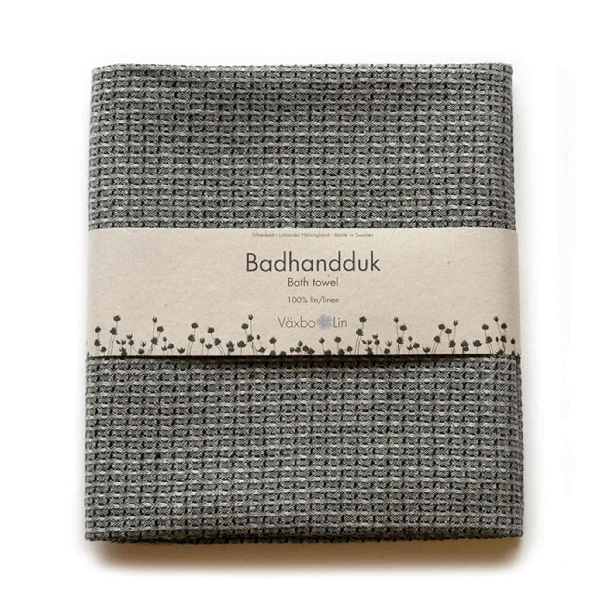 Vaxbo Lin（ヴェクスボ・リン）は、1990年にスウェーデン・ヘルシングランド地方で創業されました。この地では古くからリネンの生産が行われており、その伝統を受け継ぐ形で設立されました。2006年からはハンナとヤコブ・ブルースが工場を引き継ぎ、現在も全ての製品を地元で織り、縫製しています。多くの企業が海外に生産を移す中、スウェーデン国内でのものづくりにこだわり、職人の技術と地域の雇用を守ることを大切にしています。ヴェクスボ・リンでは、古くから受け継がれてきたクラフトマンシップと、現代的な美しさを兼ね備えたデザインを融合させ、日常使いできる高品質なリネン製品を作り出しています。リネンは自然素材でありながら耐久性に優れ、適切に扱えば何十年、時には世代を超えて使い続けられるものです。彼らは「より少なく、より良いものを持つ」という価値観を大切にしており、消費のスピードが増す現代において、本当に必要で長く愛用できるアイテムを提供することが使命だと考えています。