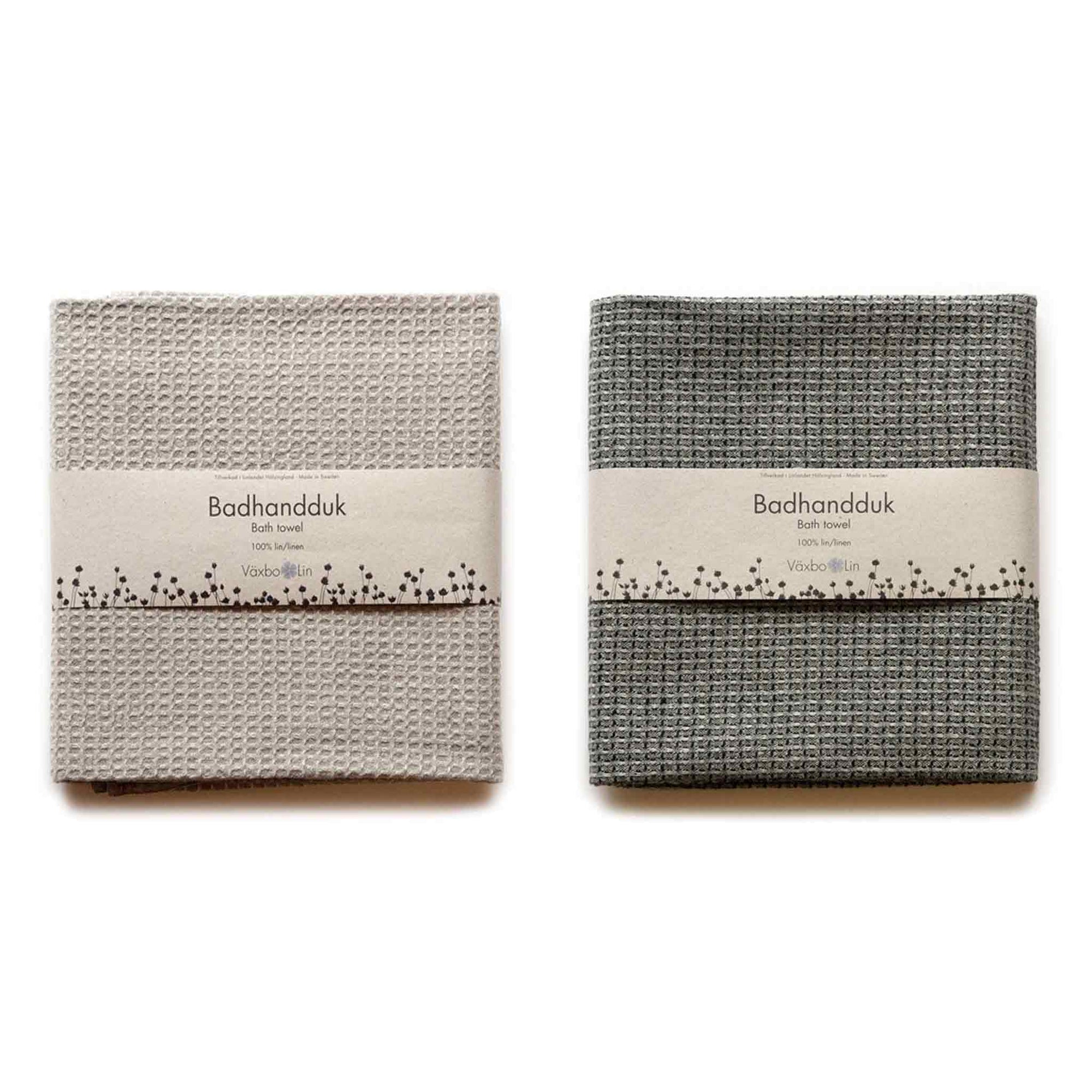 Vaxbo Lin（ヴェクスボ・リン）は、1990年にスウェーデン・ヘルシングランド地方で創業されました。この地では古くからリネンの生産が行われており、その伝統を受け継ぐ形で設立されました。2006年からはハンナとヤコブ・ブルースが工場を引き継ぎ、現在も全ての製品を地元で織り、縫製しています。多くの企業が海外に生産を移す中、スウェーデン国内でのものづくりにこだわり、職人の技術と地域の雇用を守ることを大切にしています。ヴェクスボ・リンでは、古くから受け継がれてきたクラフトマンシップと、現代的な美しさを兼ね備えたデザインを融合させ、日常使いできる高品質なリネン製品を作り出しています。リネンは自然素材でありながら耐久性に優れ、適切に扱えば何十年、時には世代を超えて使い続けられるものです。彼らは「より少なく、より良いものを持つ」という価値観を大切にしており、消費のスピードが増す現代において、本当に必要で長く愛用できるアイテムを提供することが使命だと考えています。