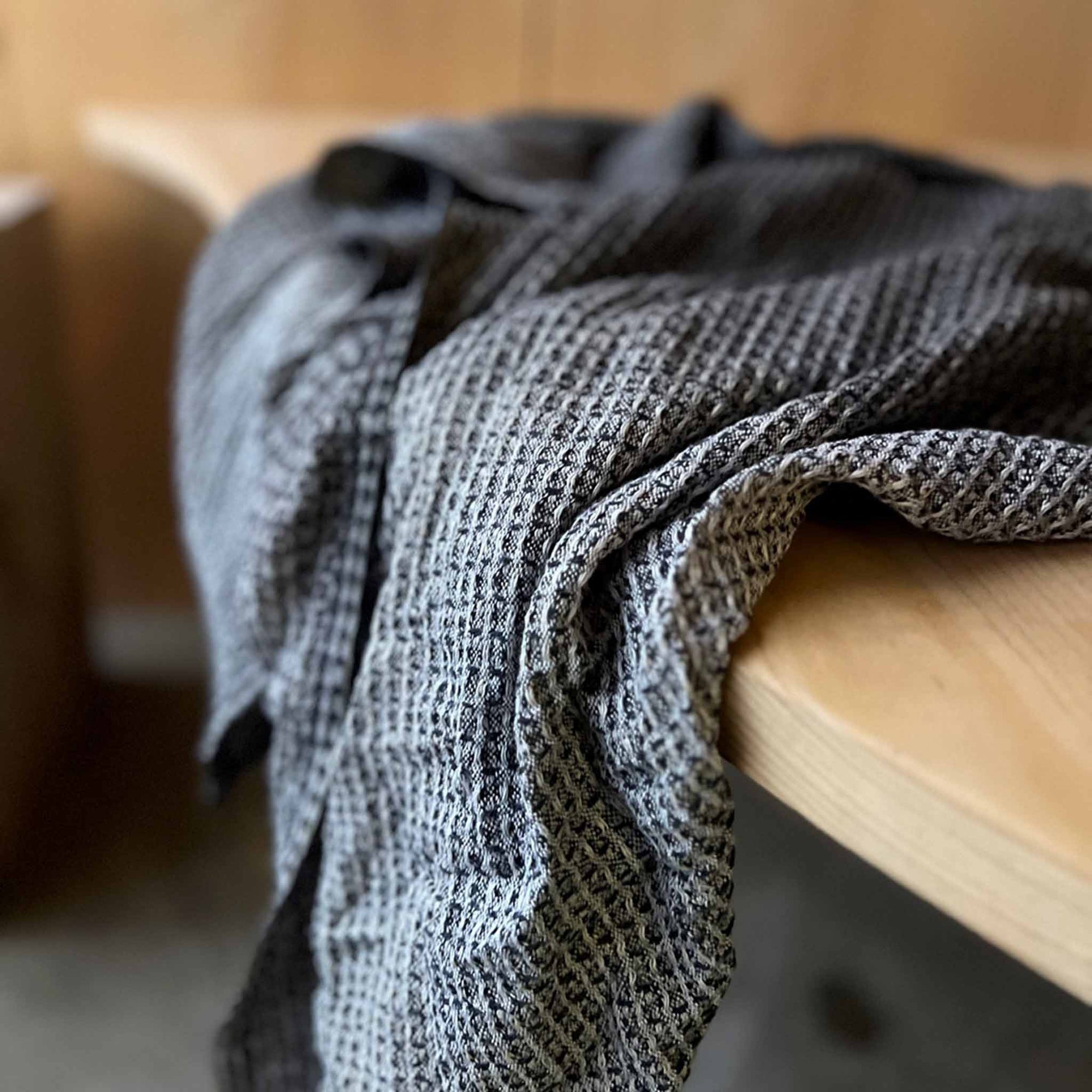 Vaxbo Lin（ヴェクスボ・リン）は、1990年にスウェーデン・ヘルシングランド地方で創業されました。この地では古くからリネンの生産が行われており、その伝統を受け継ぐ形で設立されました。2006年からはハンナとヤコブ・ブルースが工場を引き継ぎ、現在も全ての製品を地元で織り、縫製しています。多くの企業が海外に生産を移す中、スウェーデン国内でのものづくりにこだわり、職人の技術と地域の雇用を守ることを大切にしています。ヴェクスボ・リンでは、古くから受け継がれてきたクラフトマンシップと、現代的な美しさを兼ね備えたデザインを融合させ、日常使いできる高品質なリネン製品を作り出しています。リネンは自然素材でありながら耐久性に優れ、適切に扱えば何十年、時には世代を超えて使い続けられるものです。彼らは「より少なく、より良いものを持つ」という価値観を大切にしており、消費のスピードが増す現代において、本当に必要で長く愛用できるアイテムを提供することが使命だと考えています。