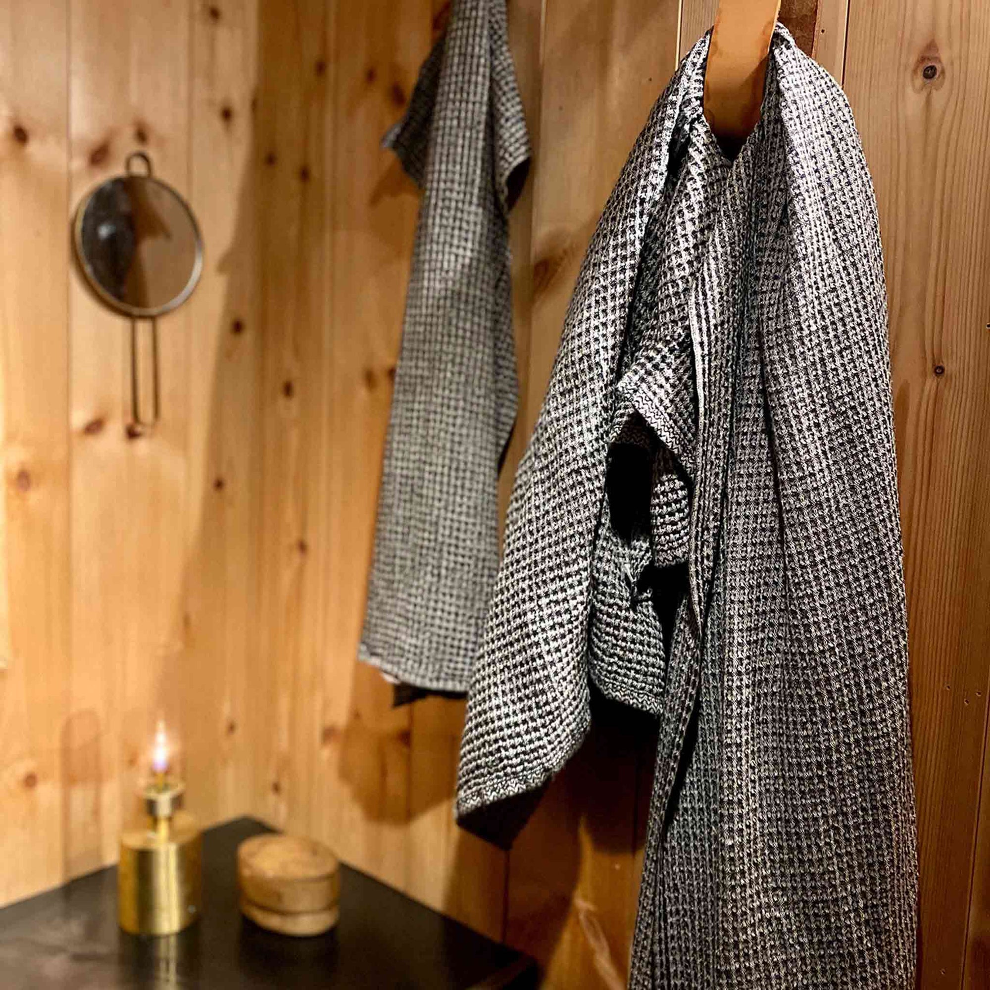 Vaxbo Lin（ヴェクスボ・リン）は、1990年にスウェーデン・ヘルシングランド地方で創業されました。この地では古くからリネンの生産が行われており、その伝統を受け継ぐ形で設立されました。2006年からはハンナとヤコブ・ブルースが工場を引き継ぎ、現在も全ての製品を地元で織り、縫製しています。多くの企業が海外に生産を移す中、スウェーデン国内でのものづくりにこだわり、職人の技術と地域の雇用を守ることを大切にしています。ヴェクスボ・リンでは、古くから受け継がれてきたクラフトマンシップと、現代的な美しさを兼ね備えたデザインを融合させ、日常使いできる高品質なリネン製品を作り出しています。リネンは自然素材でありながら耐久性に優れ、適切に扱えば何十年、時には世代を超えて使い続けられるものです。彼らは「より少なく、より良いものを持つ」という価値観を大切にしており、消費のスピードが増す現代において、本当に必要で長く愛用できるアイテムを提供することが使命だと考えています。