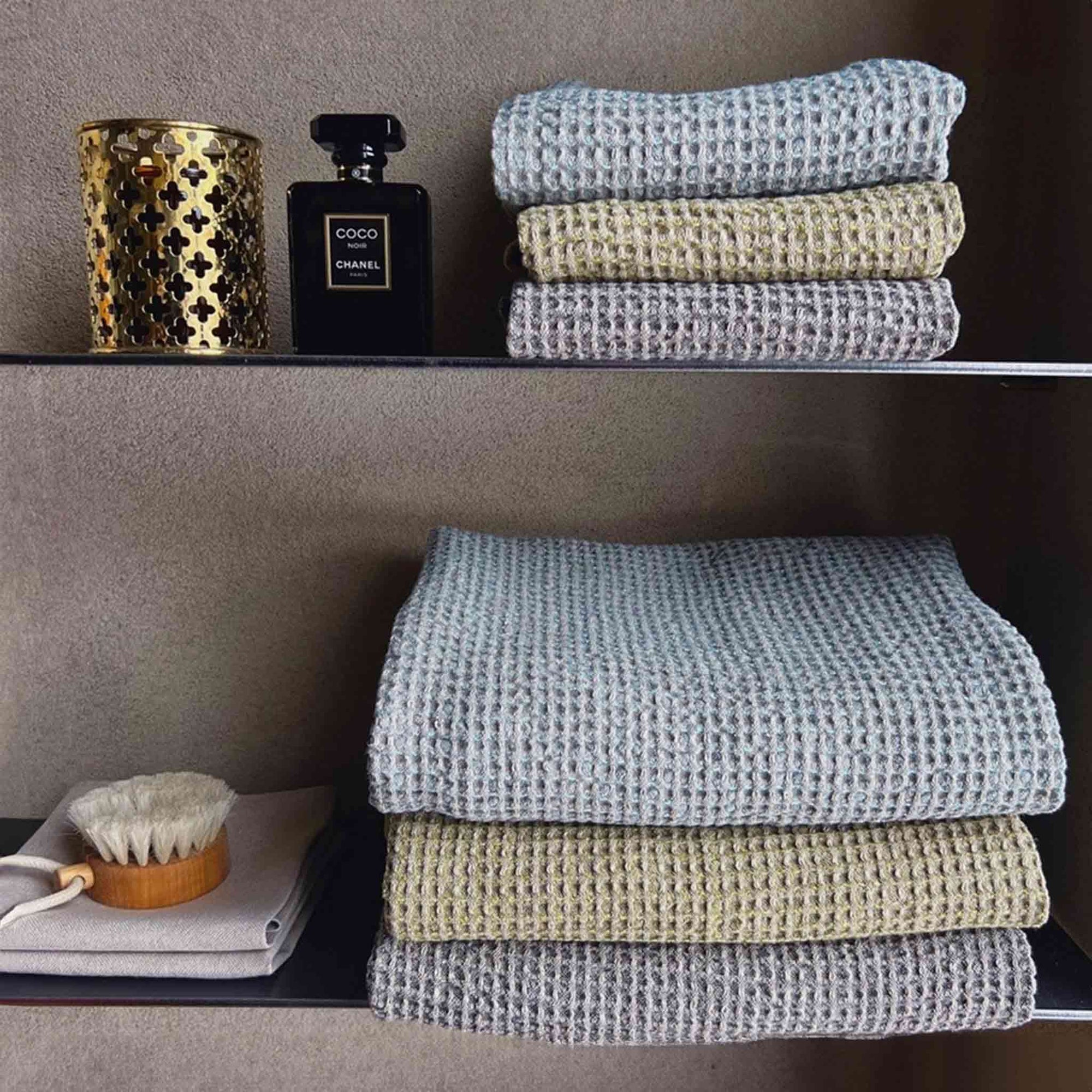 Vaxbo Lin（ヴェクスボ・リン）は、1990年にスウェーデン・ヘルシングランド地方で創業されました。この地では古くからリネンの生産が行われており、その伝統を受け継ぐ形で設立されました。2006年からはハンナとヤコブ・ブルースが工場を引き継ぎ、現在も全ての製品を地元で織り、縫製しています。多くの企業が海外に生産を移す中、スウェーデン国内でのものづくりにこだわり、職人の技術と地域の雇用を守ることを大切にしています。ヴェクスボ・リンでは、古くから受け継がれてきたクラフトマンシップと、現代的な美しさを兼ね備えたデザインを融合させ、日常使いできる高品質なリネン製品を作り出しています。リネンは自然素材でありながら耐久性に優れ、適切に扱えば何十年、時には世代を超えて使い続けられるものです。彼らは「より少なく、より良いものを持つ」という価値観を大切にしており、消費のスピードが増す現代において、本当に必要で長く愛用できるアイテムを提供することが使命だと考えています。