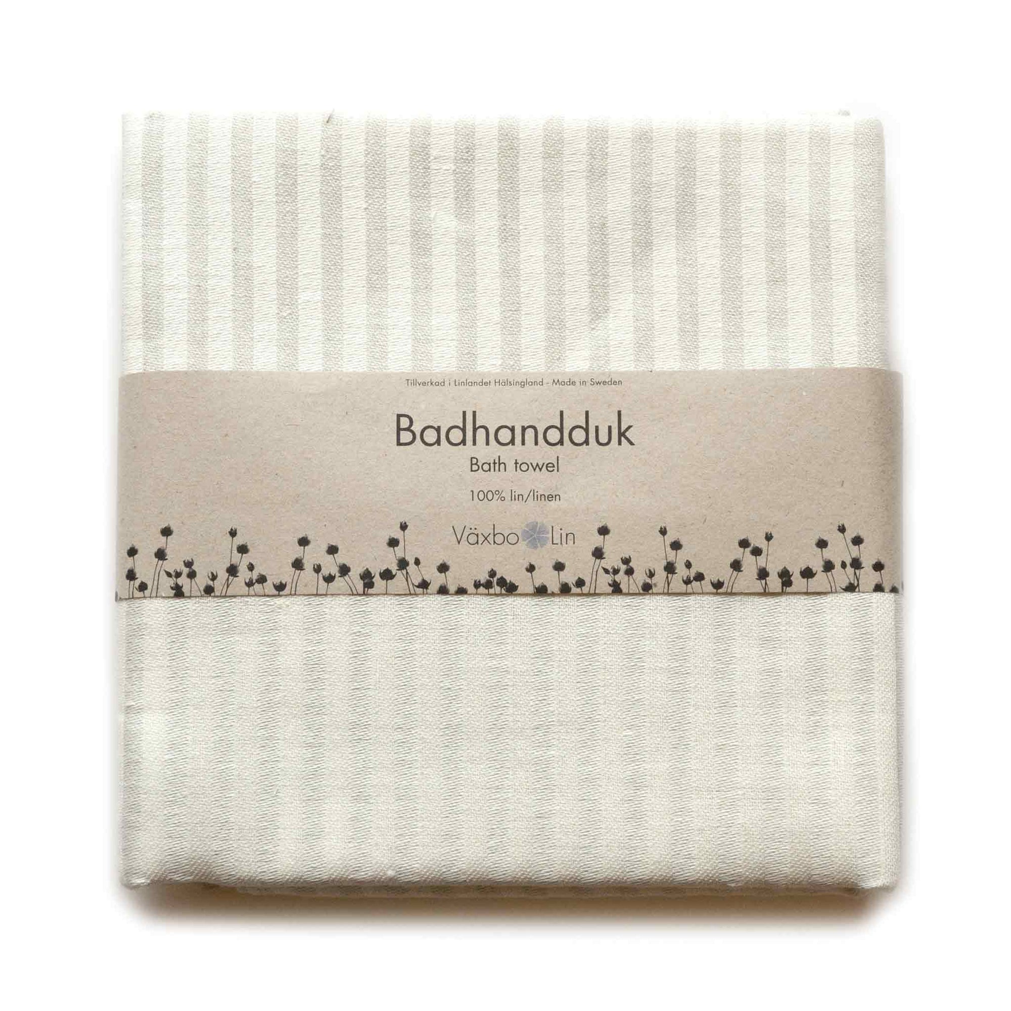 Vaxbo Lin（ヴェクスボ・リン）は、1990年にスウェーデン・ヘルシングランド地方で創業されました。この地では古くからリネンの生産が行われており、その伝統を受け継ぐ形で設立されました。2006年からはハンナとヤコブ・ブルースが工場を引き継ぎ、現在も全ての製品を地元で織り、縫製しています。多くの企業が海外に生産を移す中、スウェーデン国内でのものづくりにこだわり、職人の技術と地域の雇用を守ることを大切にしています。ヴェクスボ・リンでは、古くから受け継がれてきたクラフトマンシップと、現代的な美しさを兼ね備えたデザインを融合させ、日常使いできる高品質なリネン製品を作り出しています。リネンは自然素材でありながら耐久性に優れ、適切に扱えば何十年、時には世代を超えて使い続けられるものです。彼らは「より少なく、より良いものを持つ」という価値観を大切にしており、消費のスピードが増す現代において、本当に必要で長く愛用できるアイテムを提供することが使命だと考えています。