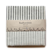 Vaxbo Lin（ヴェクスボ・リン）は、1990年にスウェーデン・ヘルシングランド地方で創業されました。この地では古くからリネンの生産が行われており、その伝統を受け継ぐ形で設立されました。2006年からはハンナとヤコブ・ブルースが工場を引き継ぎ、現在も全ての製品を地元で織り、縫製しています。多くの企業が海外に生産を移す中、スウェーデン国内でのものづくりにこだわり、職人の技術と地域の雇用を守ることを大切にしています。ヴェクスボ・リンでは、古くから受け継がれてきたクラフトマンシップと、現代的な美しさを兼ね備えたデザインを融合させ、日常使いできる高品質なリネン製品を作り出しています。リネンは自然素材でありながら耐久性に優れ、適切に扱えば何十年、時には世代を超えて使い続けられるものです。彼らは「より少なく、より良いものを持つ」という価値観を大切にしており、消費のスピードが増す現代において、本当に必要で長く愛用できるアイテムを提供することが使命だと考えています。