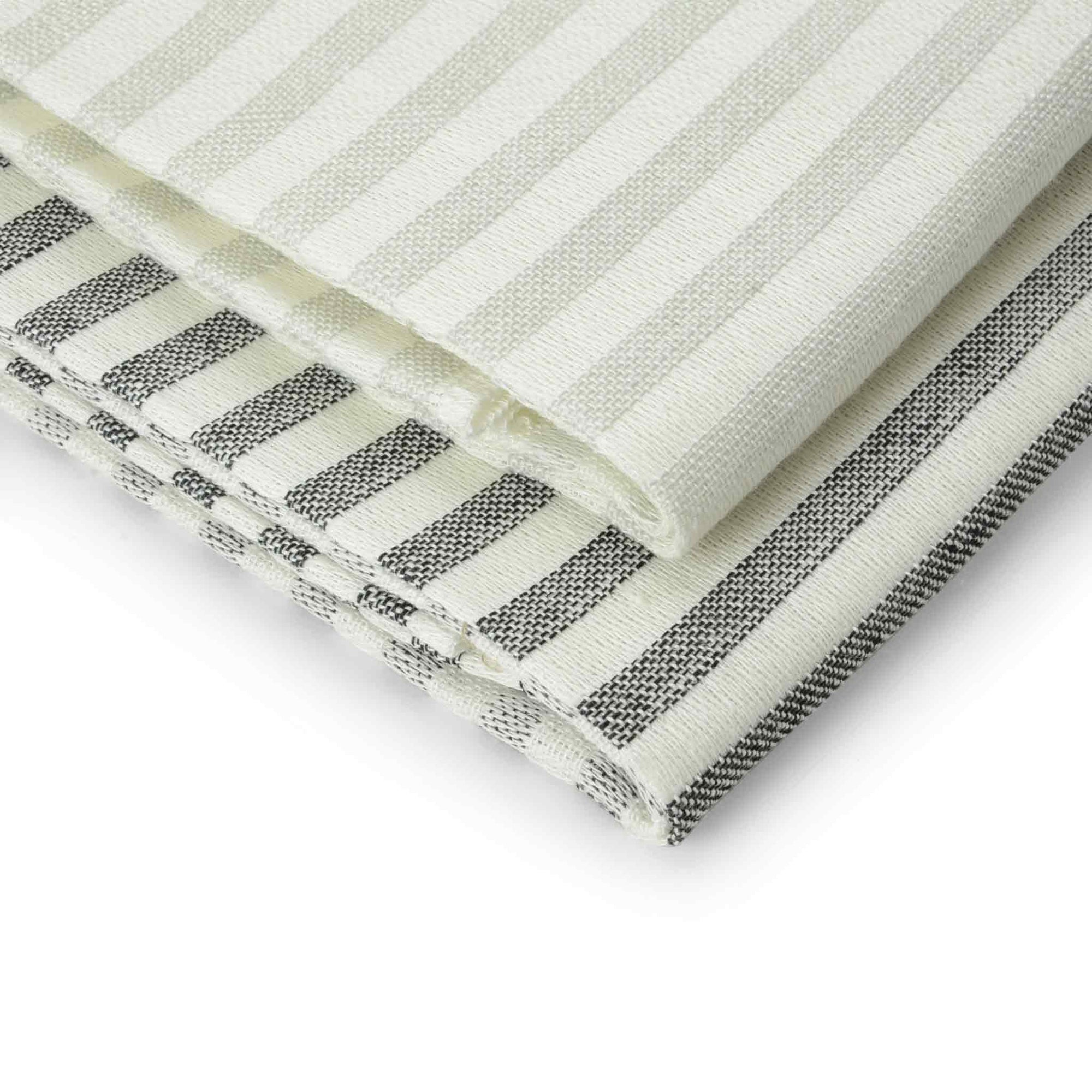 Vaxbo Lin（ヴェクスボ・リン）は、1990年にスウェーデン・ヘルシングランド地方で創業されました。この地では古くからリネンの生産が行われており、その伝統を受け継ぐ形で設立されました。2006年からはハンナとヤコブ・ブルースが工場を引き継ぎ、現在も全ての製品を地元で織り、縫製しています。多くの企業が海外に生産を移す中、スウェーデン国内でのものづくりにこだわり、職人の技術と地域の雇用を守ることを大切にしています。ヴェクスボ・リンでは、古くから受け継がれてきたクラフトマンシップと、現代的な美しさを兼ね備えたデザインを融合させ、日常使いできる高品質なリネン製品を作り出しています。リネンは自然素材でありながら耐久性に優れ、適切に扱えば何十年、時には世代を超えて使い続けられるものです。彼らは「より少なく、より良いものを持つ」という価値観を大切にしており、消費のスピードが増す現代において、本当に必要で長く愛用できるアイテムを提供することが使命だと考えています。