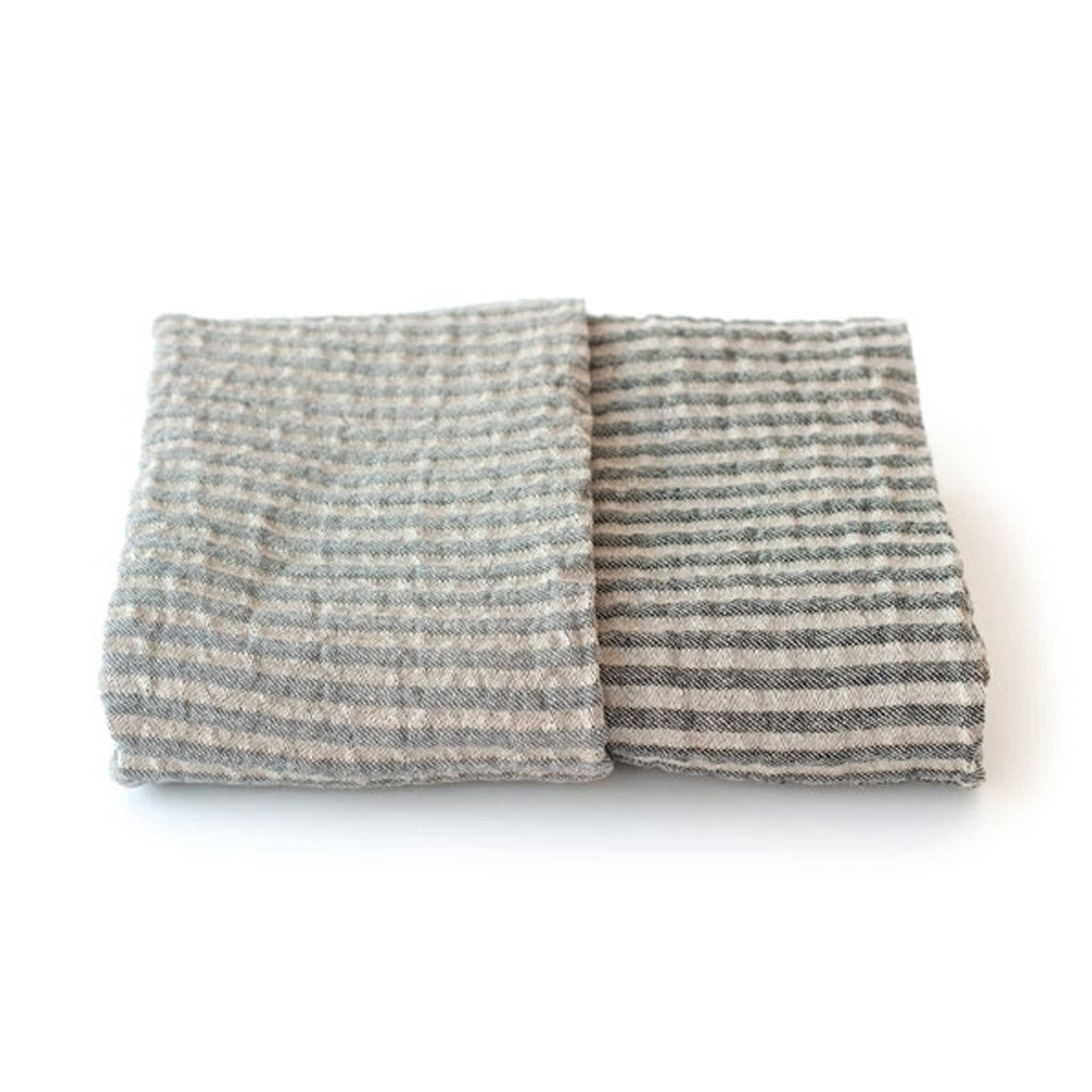 Vaxbo Lin（ヴェクスボ・リン）は、1990年にスウェーデン・ヘルシングランド地方で創業されました。この地では古くからリネンの生産が行われており、その伝統を受け継ぐ形で設立されました。2006年からはハンナとヤコブ・ブルースが工場を引き継ぎ、現在も全ての製品を地元で織り、縫製しています。多くの企業が海外に生産を移す中、スウェーデン国内でのものづくりにこだわり、職人の技術と地域の雇用を守ることを大切にしています。ヴェクスボ・リンでは、古くから受け継がれてきたクラフトマンシップと、現代的な美しさを兼ね備えたデザインを融合させ、日常使いできる高品質なリネン製品を作り出しています。リネンは自然素材でありながら耐久性に優れ、適切に扱えば何十年、時には世代を超えて使い続けられるものです。彼らは「より少なく、より良いものを持つ」という価値観を大切にしており、消費のスピードが増す現代において、本当に必要で長く愛用できるアイテムを提供することが使命だと考えています。