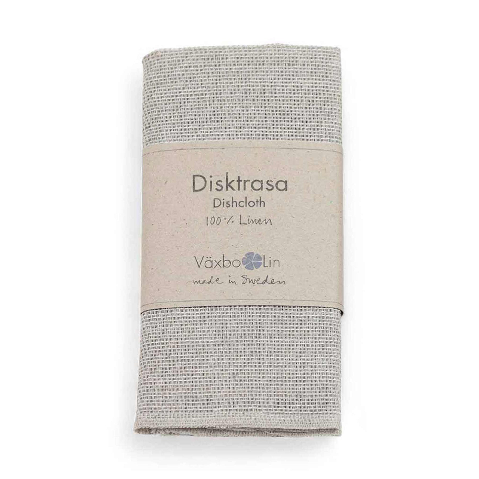 Vaxbo Lin（ヴェクスボ・リン）は、1990年にスウェーデン・ヘルシングランド地方で創業されました。この地では古くからリネンの生産が行われており、その伝統を受け継ぐ形で設立されました。2006年からはハンナとヤコブ・ブルースが工場を引き継ぎ、現在も全ての製品を地元で織り、縫製しています。多くの企業が海外に生産を移す中、スウェーデン国内でのものづくりにこだわり、職人の技術と地域の雇用を守ることを大切にしています。ヴェクスボ・リンでは、古くから受け継がれてきたクラフトマンシップと、現代的な美しさを兼ね備えたデザインを融合させ、日常使いできる高品質なリネン製品を作り出しています。リネンは自然素材でありながら耐久性に優れ、適切に扱えば何十年、時には世代を超えて使い続けられるものです。彼らは「より少なく、より良いものを持つ」という価値観を大切にしており、消費のスピードが増す現代において、本当に必要で長く愛用できるアイテムを提供することが使命だと考えています。