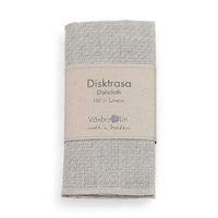 Vaxbo Lin（ヴェクスボ・リン）は、1990年にスウェーデン・ヘルシングランド地方で創業されました。この地では古くからリネンの生産が行われており、その伝統を受け継ぐ形で設立されました。2006年からはハンナとヤコブ・ブルースが工場を引き継ぎ、現在も全ての製品を地元で織り、縫製しています。多くの企業が海外に生産を移す中、スウェーデン国内でのものづくりにこだわり、職人の技術と地域の雇用を守ることを大切にしています。ヴェクスボ・リンでは、古くから受け継がれてきたクラフトマンシップと、現代的な美しさを兼ね備えたデザインを融合させ、日常使いできる高品質なリネン製品を作り出しています。リネンは自然素材でありながら耐久性に優れ、適切に扱えば何十年、時には世代を超えて使い続けられるものです。彼らは「より少なく、より良いものを持つ」という価値観を大切にしており、消費のスピードが増す現代において、本当に必要で長く愛用できるアイテムを提供することが使命だと考えています。