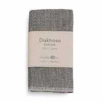 Vaxbo Lin（ヴェクスボ・リン）は、1990年にスウェーデン・ヘルシングランド地方で創業されました。この地では古くからリネンの生産が行われており、その伝統を受け継ぐ形で設立されました。2006年からはハンナとヤコブ・ブルースが工場を引き継ぎ、現在も全ての製品を地元で織り、縫製しています。多くの企業が海外に生産を移す中、スウェーデン国内でのものづくりにこだわり、職人の技術と地域の雇用を守ることを大切にしています。ヴェクスボ・リンでは、古くから受け継がれてきたクラフトマンシップと、現代的な美しさを兼ね備えたデザインを融合させ、日常使いできる高品質なリネン製品を作り出しています。リネンは自然素材でありながら耐久性に優れ、適切に扱えば何十年、時には世代を超えて使い続けられるものです。彼らは「より少なく、より良いものを持つ」という価値観を大切にしており、消費のスピードが増す現代において、本当に必要で長く愛用できるアイテムを提供することが使命だと考えています。