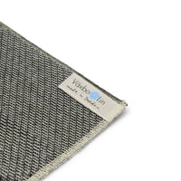 Vaxbo Lin（ヴェクスボ・リン）は、1990年にスウェーデン・ヘルシングランド地方で創業されました。この地では古くからリネンの生産が行われており、その伝統を受け継ぐ形で設立されました。2006年からはハンナとヤコブ・ブルースが工場を引き継ぎ、現在も全ての製品を地元で織り、縫製しています。多くの企業が海外に生産を移す中、スウェーデン国内でのものづくりにこだわり、職人の技術と地域の雇用を守ることを大切にしています。ヴェクスボ・リンでは、古くから受け継がれてきたクラフトマンシップと、現代的な美しさを兼ね備えたデザインを融合させ、日常使いできる高品質なリネン製品を作り出しています。リネンは自然素材でありながら耐久性に優れ、適切に扱えば何十年、時には世代を超えて使い続けられるものです。彼らは「より少なく、より良いものを持つ」という価値観を大切にしており、消費のスピードが増す現代において、本当に必要で長く愛用できるアイテムを提供することが使命だと考えています。