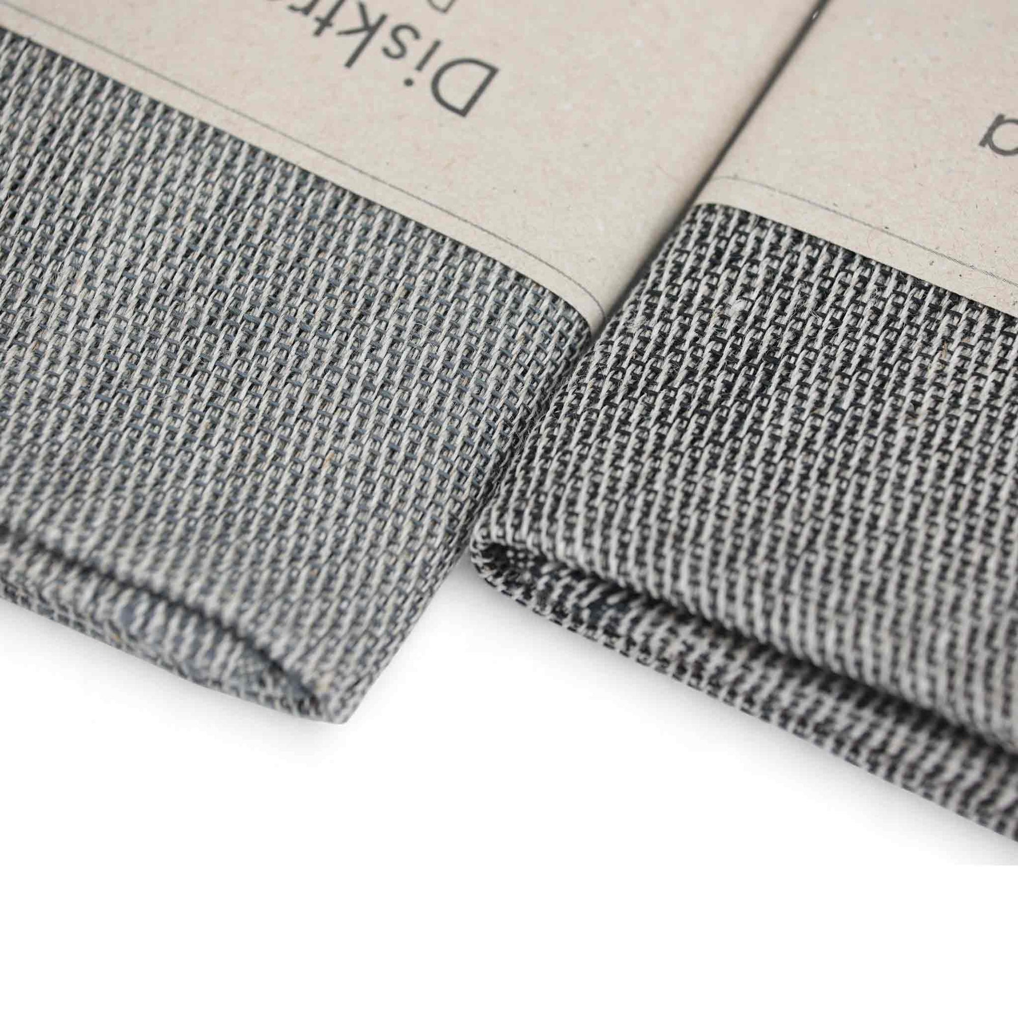 Vaxbo Lin（ヴェクスボ・リン）は、1990年にスウェーデン・ヘルシングランド地方で創業されました。この地では古くからリネンの生産が行われており、その伝統を受け継ぐ形で設立されました。2006年からはハンナとヤコブ・ブルースが工場を引き継ぎ、現在も全ての製品を地元で織り、縫製しています。多くの企業が海外に生産を移す中、スウェーデン国内でのものづくりにこだわり、職人の技術と地域の雇用を守ることを大切にしています。ヴェクスボ・リンでは、古くから受け継がれてきたクラフトマンシップと、現代的な美しさを兼ね備えたデザインを融合させ、日常使いできる高品質なリネン製品を作り出しています。リネンは自然素材でありながら耐久性に優れ、適切に扱えば何十年、時には世代を超えて使い続けられるものです。彼らは「より少なく、より良いものを持つ」という価値観を大切にしており、消費のスピードが増す現代において、本当に必要で長く愛用できるアイテムを提供することが使命だと考えています。