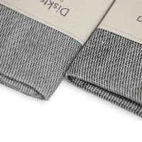 Vaxbo Lin（ヴェクスボ・リン）は、1990年にスウェーデン・ヘルシングランド地方で創業されました。この地では古くからリネンの生産が行われており、その伝統を受け継ぐ形で設立されました。2006年からはハンナとヤコブ・ブルースが工場を引き継ぎ、現在も全ての製品を地元で織り、縫製しています。多くの企業が海外に生産を移す中、スウェーデン国内でのものづくりにこだわり、職人の技術と地域の雇用を守ることを大切にしています。ヴェクスボ・リンでは、古くから受け継がれてきたクラフトマンシップと、現代的な美しさを兼ね備えたデザインを融合させ、日常使いできる高品質なリネン製品を作り出しています。リネンは自然素材でありながら耐久性に優れ、適切に扱えば何十年、時には世代を超えて使い続けられるものです。彼らは「より少なく、より良いものを持つ」という価値観を大切にしており、消費のスピードが増す現代において、本当に必要で長く愛用できるアイテムを提供することが使命だと考えています。