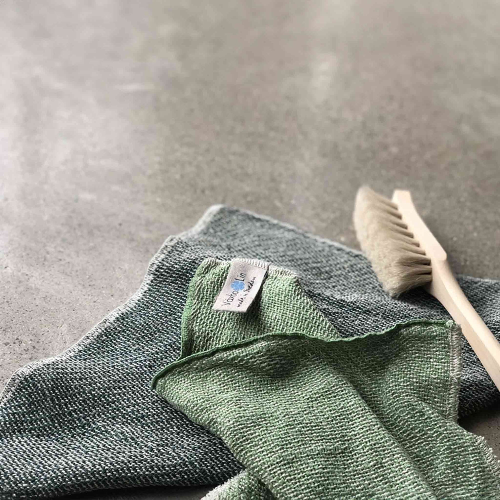 Vaxbo Lin（ヴェクスボ・リン）は、1990年にスウェーデン・ヘルシングランド地方で創業されました。この地では古くからリネンの生産が行われており、その伝統を受け継ぐ形で設立されました。2006年からはハンナとヤコブ・ブルースが工場を引き継ぎ、現在も全ての製品を地元で織り、縫製しています。多くの企業が海外に生産を移す中、スウェーデン国内でのものづくりにこだわり、職人の技術と地域の雇用を守ることを大切にしています。ヴェクスボ・リンでは、古くから受け継がれてきたクラフトマンシップと、現代的な美しさを兼ね備えたデザインを融合させ、日常使いできる高品質なリネン製品を作り出しています。リネンは自然素材でありながら耐久性に優れ、適切に扱えば何十年、時には世代を超えて使い続けられるものです。彼らは「より少なく、より良いものを持つ」という価値観を大切にしており、消費のスピードが増す現代において、本当に必要で長く愛用できるアイテムを提供することが使命だと考えています。