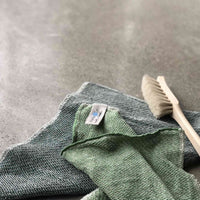 Vaxbo Lin（ヴェクスボ・リン）は、1990年にスウェーデン・ヘルシングランド地方で創業されました。この地では古くからリネンの生産が行われており、その伝統を受け継ぐ形で設立されました。2006年からはハンナとヤコブ・ブルースが工場を引き継ぎ、現在も全ての製品を地元で織り、縫製しています。多くの企業が海外に生産を移す中、スウェーデン国内でのものづくりにこだわり、職人の技術と地域の雇用を守ることを大切にしています。ヴェクスボ・リンでは、古くから受け継がれてきたクラフトマンシップと、現代的な美しさを兼ね備えたデザインを融合させ、日常使いできる高品質なリネン製品を作り出しています。リネンは自然素材でありながら耐久性に優れ、適切に扱えば何十年、時には世代を超えて使い続けられるものです。彼らは「より少なく、より良いものを持つ」という価値観を大切にしており、消費のスピードが増す現代において、本当に必要で長く愛用できるアイテムを提供することが使命だと考えています。