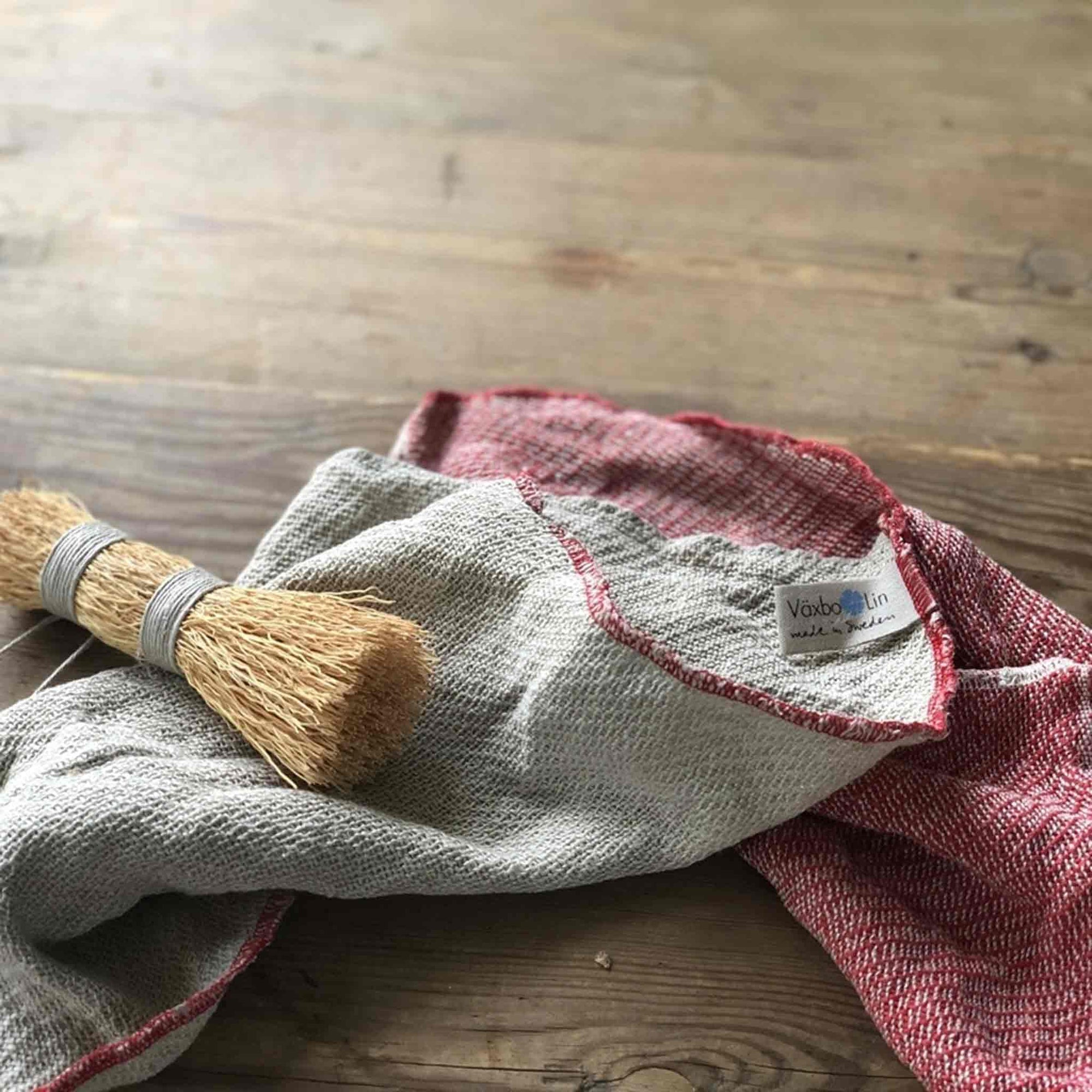 Vaxbo Lin（ヴェクスボ・リン）は、1990年にスウェーデン・ヘルシングランド地方で創業されました。この地では古くからリネンの生産が行われており、その伝統を受け継ぐ形で設立されました。2006年からはハンナとヤコブ・ブルースが工場を引き継ぎ、現在も全ての製品を地元で織り、縫製しています。多くの企業が海外に生産を移す中、スウェーデン国内でのものづくりにこだわり、職人の技術と地域の雇用を守ることを大切にしています。ヴェクスボ・リンでは、古くから受け継がれてきたクラフトマンシップと、現代的な美しさを兼ね備えたデザインを融合させ、日常使いできる高品質なリネン製品を作り出しています。リネンは自然素材でありながら耐久性に優れ、適切に扱えば何十年、時には世代を超えて使い続けられるものです。彼らは「より少なく、より良いものを持つ」という価値観を大切にしており、消費のスピードが増す現代において、本当に必要で長く愛用できるアイテムを提供することが使命だと考えています。