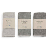 Vaxbo Lin（ヴェクスボ・リン）は、1990年にスウェーデン・ヘルシングランド地方で創業されました。この地では古くからリネンの生産が行われており、その伝統を受け継ぐ形で設立されました。2006年からはハンナとヤコブ・ブルースが工場を引き継ぎ、現在も全ての製品を地元で織り、縫製しています。多くの企業が海外に生産を移す中、スウェーデン国内でのものづくりにこだわり、職人の技術と地域の雇用を守ることを大切にしています。ヴェクスボ・リンでは、古くから受け継がれてきたクラフトマンシップと、現代的な美しさを兼ね備えたデザインを融合させ、日常使いできる高品質なリネン製品を作り出しています。リネンは自然素材でありながら耐久性に優れ、適切に扱えば何十年、時には世代を超えて使い続けられるものです。彼らは「より少なく、より良いものを持つ」という価値観を大切にしており、消費のスピードが増す現代において、本当に必要で長く愛用できるアイテムを提供することが使命だと考えています。