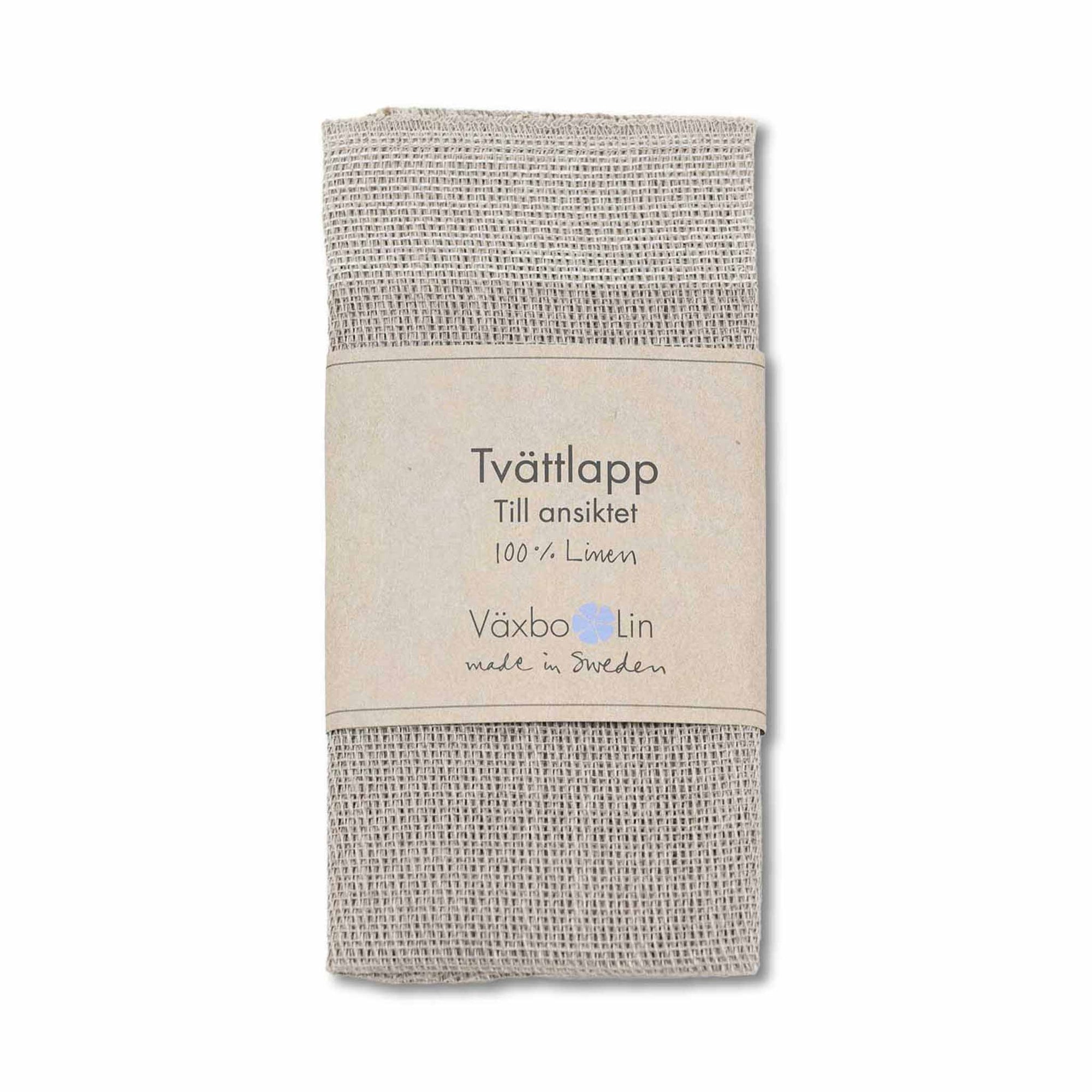 Vaxbo Lin（ヴェクスボ・リン）は、1990年にスウェーデン・ヘルシングランド地方で創業されました。この地では古くからリネンの生産が行われており、その伝統を受け継ぐ形で設立されました。2006年からはハンナとヤコブ・ブルースが工場を引き継ぎ、現在も全ての製品を地元で織り、縫製しています。多くの企業が海外に生産を移す中、スウェーデン国内でのものづくりにこだわり、職人の技術と地域の雇用を守ることを大切にしています。ヴェクスボ・リンでは、古くから受け継がれてきたクラフトマンシップと、現代的な美しさを兼ね備えたデザインを融合させ、日常使いできる高品質なリネン製品を作り出しています。リネンは自然素材でありながら耐久性に優れ、適切に扱えば何十年、時には世代を超えて使い続けられるものです。彼らは「より少なく、より良いものを持つ」という価値観を大切にしており、消費のスピードが増す現代において、本当に必要で長く愛用できるアイテムを提供することが使命だと考えています。