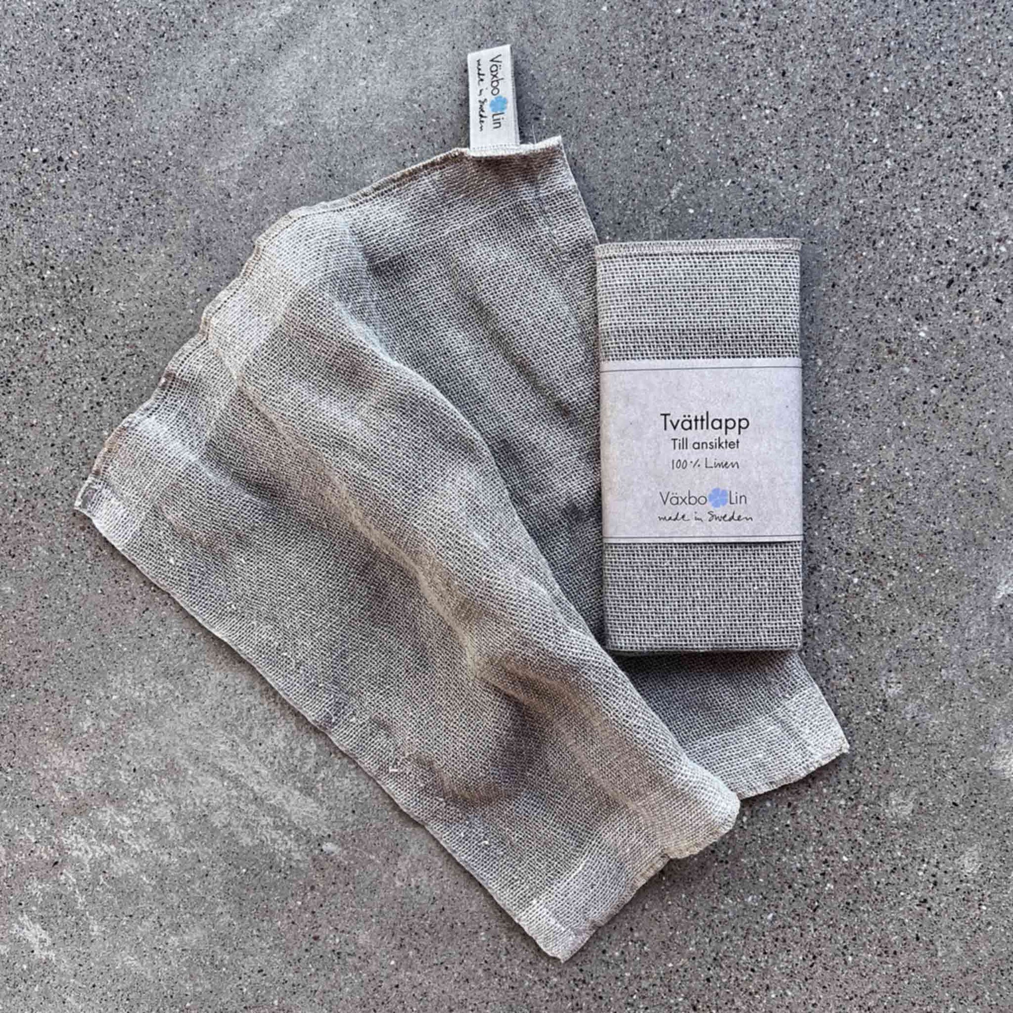 Vaxbo Lin（ヴェクスボ・リン）は、1990年にスウェーデン・ヘルシングランド地方で創業されました。この地では古くからリネンの生産が行われており、その伝統を受け継ぐ形で設立されました。2006年からはハンナとヤコブ・ブルースが工場を引き継ぎ、現在も全ての製品を地元で織り、縫製しています。多くの企業が海外に生産を移す中、スウェーデン国内でのものづくりにこだわり、職人の技術と地域の雇用を守ることを大切にしています。ヴェクスボ・リンでは、古くから受け継がれてきたクラフトマンシップと、現代的な美しさを兼ね備えたデザインを融合させ、日常使いできる高品質なリネン製品を作り出しています。リネンは自然素材でありながら耐久性に優れ、適切に扱えば何十年、時には世代を超えて使い続けられるものです。彼らは「より少なく、より良いものを持つ」という価値観を大切にしており、消費のスピードが増す現代において、本当に必要で長く愛用できるアイテムを提供することが使命だと考えています。