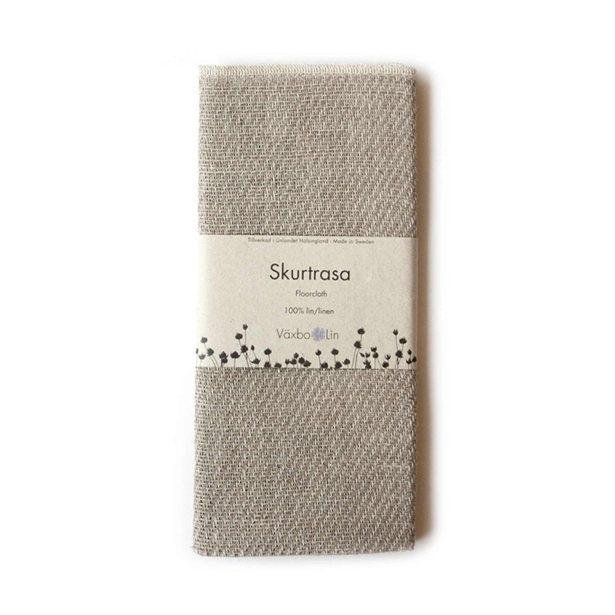 Vaxbo Lin（ヴェクスボ・リン）は、1990年にスウェーデン・ヘルシングランド地方で創業されました。この地では古くからリネンの生産が行われており、その伝統を受け継ぐ形で設立されました。2006年からはハンナとヤコブ・ブルースが工場を引き継ぎ、現在も全ての製品を地元で織り、縫製しています。多くの企業が海外に生産を移す中、スウェーデン国内でのものづくりにこだわり、職人の技術と地域の雇用を守ることを大切にしています。ヴェクスボ・リンでは、古くから受け継がれてきたクラフトマンシップと、現代的な美しさを兼ね備えたデザインを融合させ、日常使いできる高品質なリネン製品を作り出しています。リネンは自然素材でありながら耐久性に優れ、適切に扱えば何十年、時には世代を超えて使い続けられるものです。彼らは「より少なく、より良いものを持つ」という価値観を大切にしており、消費のスピードが増す現代において、本当に必要で長く愛用できるアイテムを提供することが使命だと考えています。